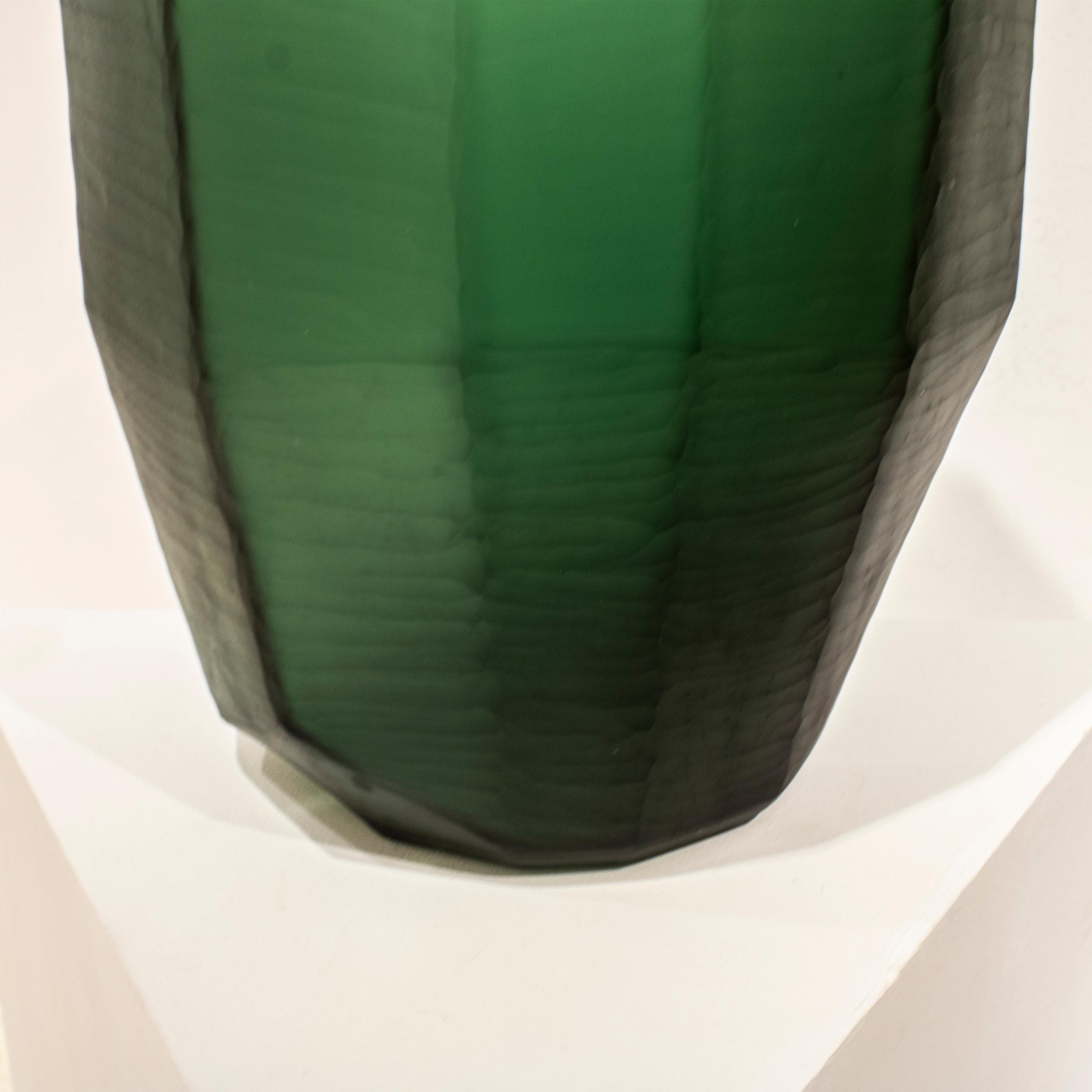 Vase en verre vert translucide fabriqué à la main, Italie, 2024 en vente 1