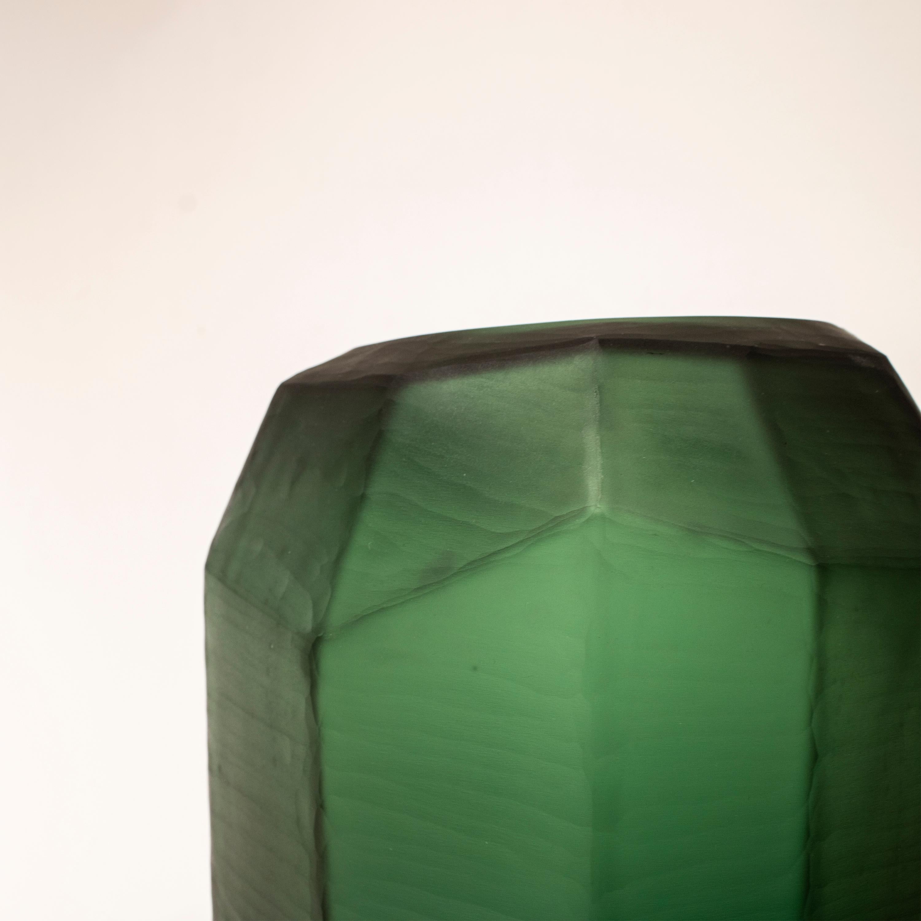 Vase en verre vert translucide fabriqué à la main, Italie, 2024 en vente 2