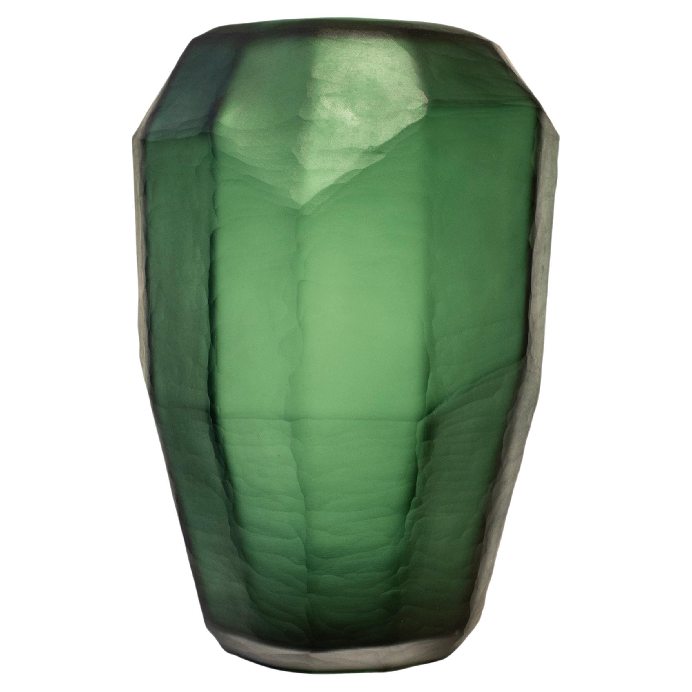 Vase en verre vert translucide fabriqué à la main, Italie, 2024