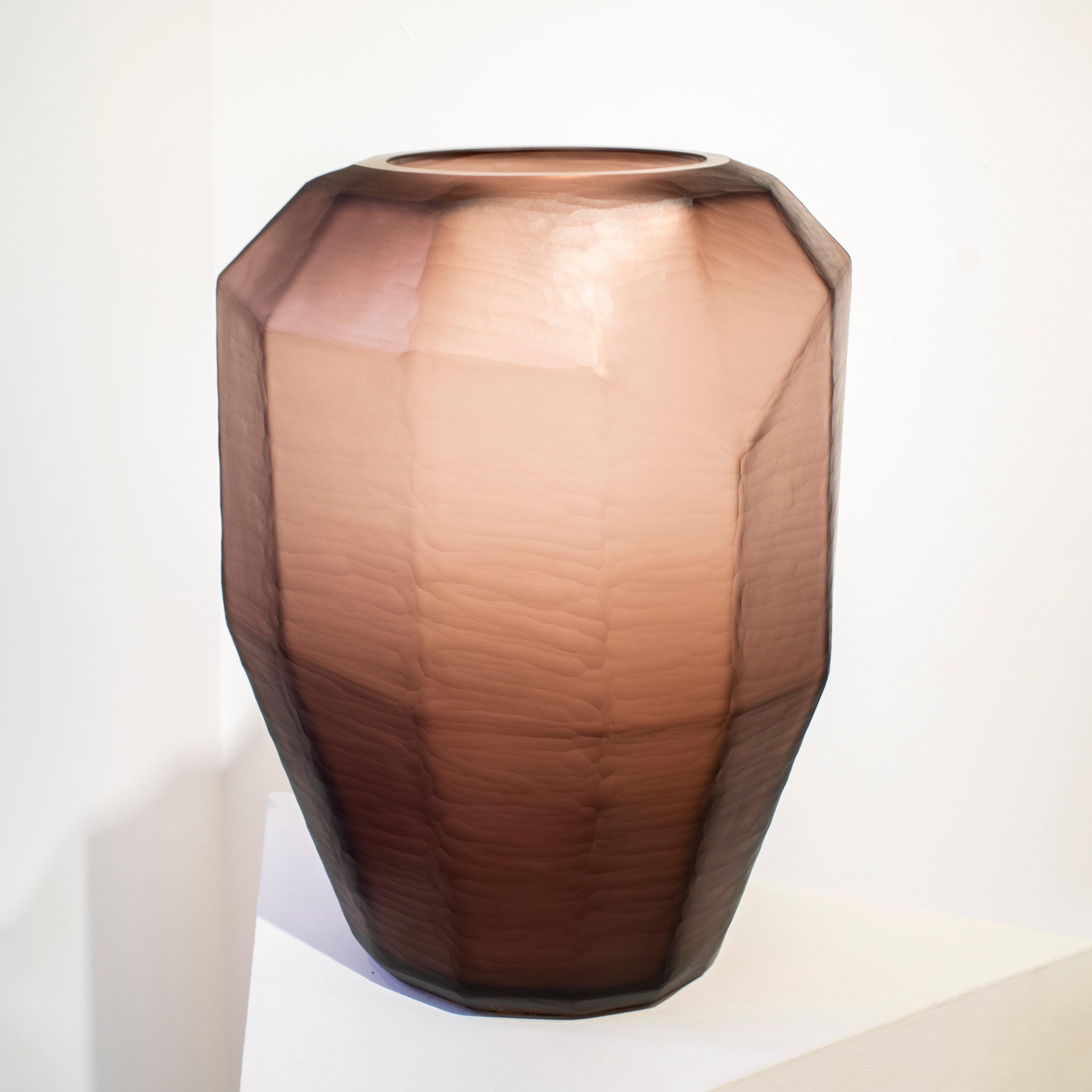 italien Vase artisanal de couleur magenta translucide, Italie, 2024 en vente
