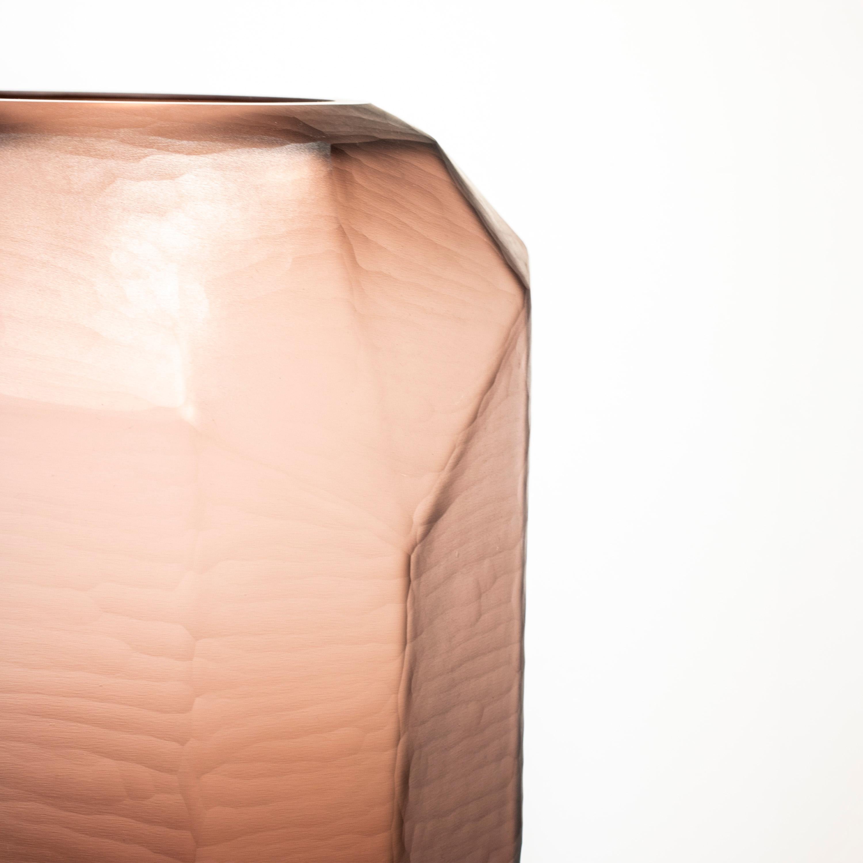 Fait main Vase artisanal de couleur magenta translucide, Italie, 2024 en vente