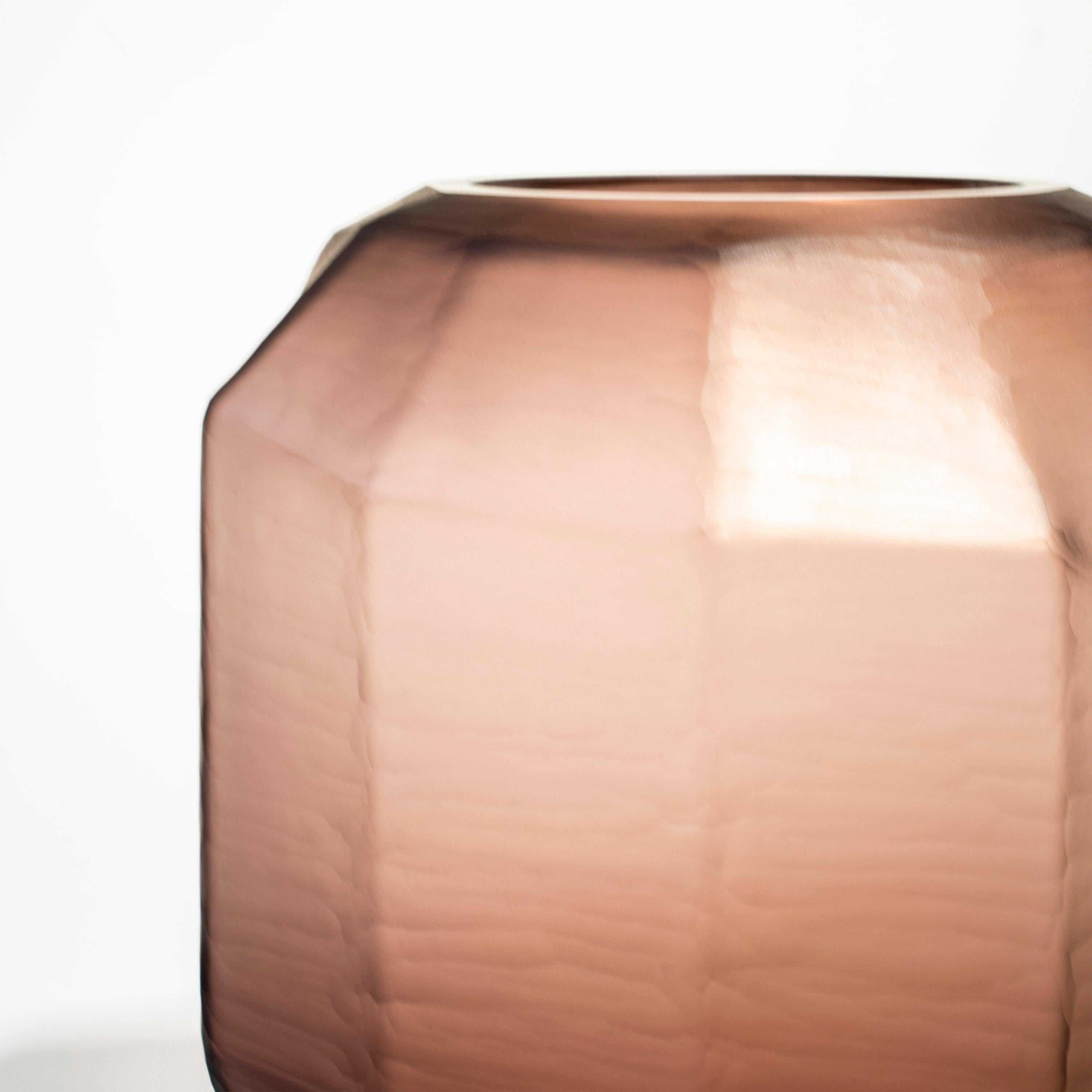 Vase artisanal de couleur magenta translucide, Italie, 2024 Bon état - En vente à Madrid, ES