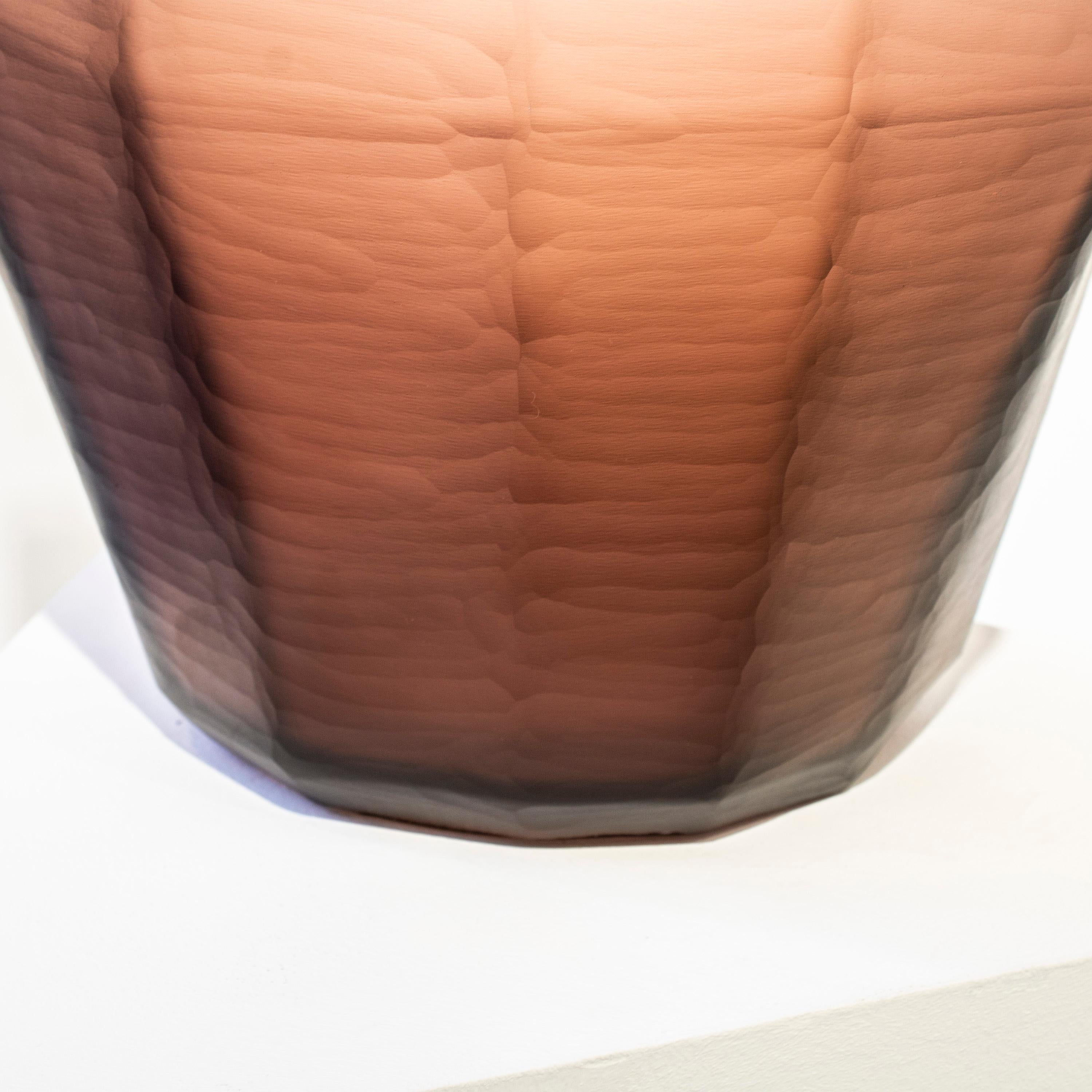 XXIe siècle et contemporain Vase artisanal de couleur magenta translucide, Italie, 2024 en vente