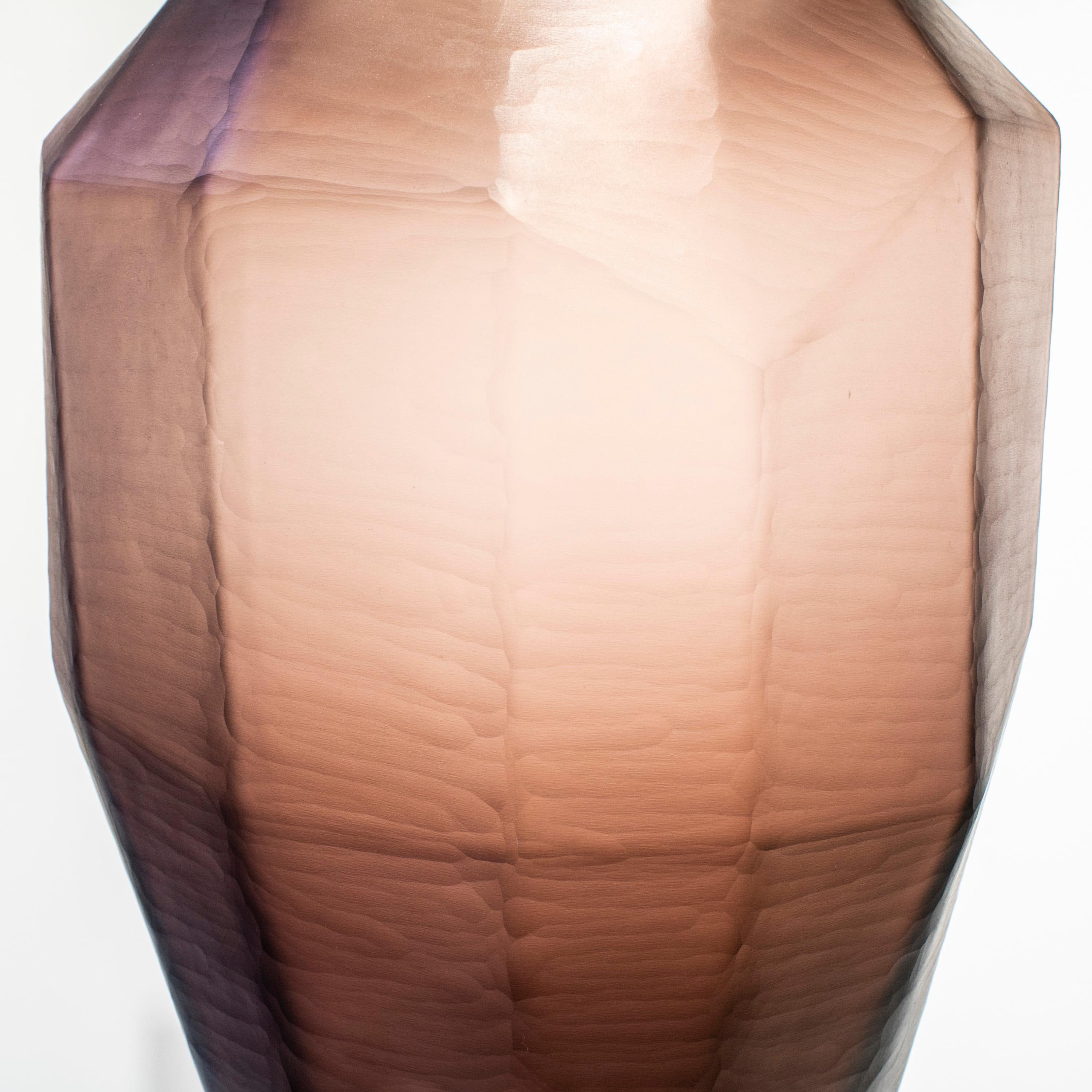 Verre Vase artisanal de couleur magenta translucide, Italie, 2024 en vente