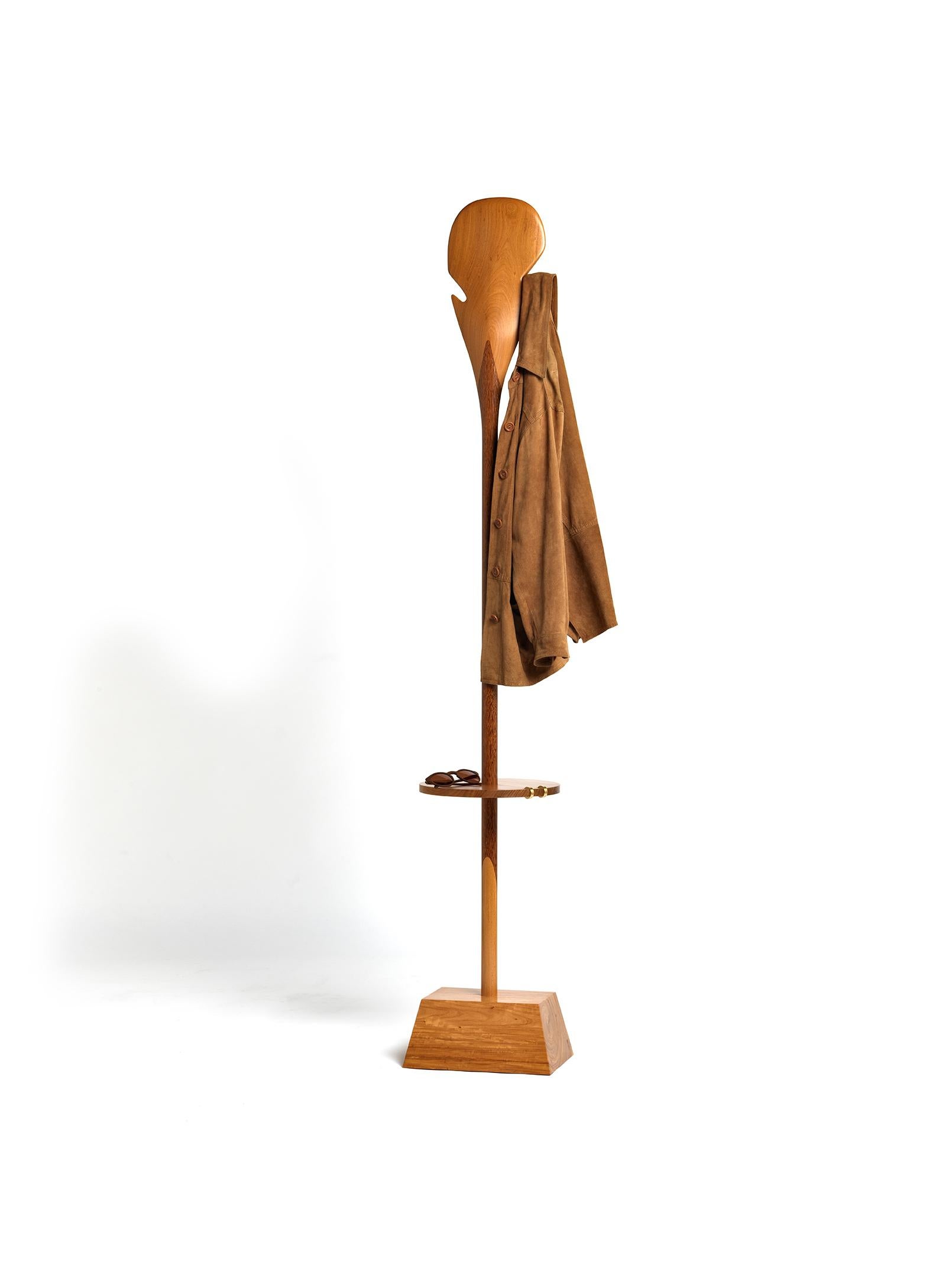 This hat stand or coat rack resembles a wooden paddle. And to produce it by hand, shaping the curves on the wood, is something very pleasing to the woodworkers. The request of a client to develop a hat stand to a hotel by the beach gave the spark