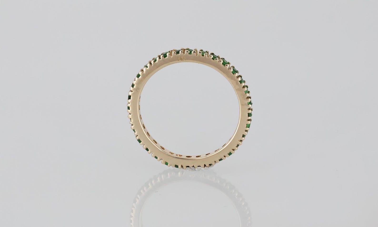 Anillo Artesanal Tsavorita Oro 14k Piedra Preciosa Anillo de Compromiso Eternidad Verde .

Materiales: oro, piedra preciosa
Color de la gema: Verde
Color de la correa: Oro
Estilo: Minimalista
Pureza del metal:- 14k
Piedra preciosa:- Tsavorita

A P R