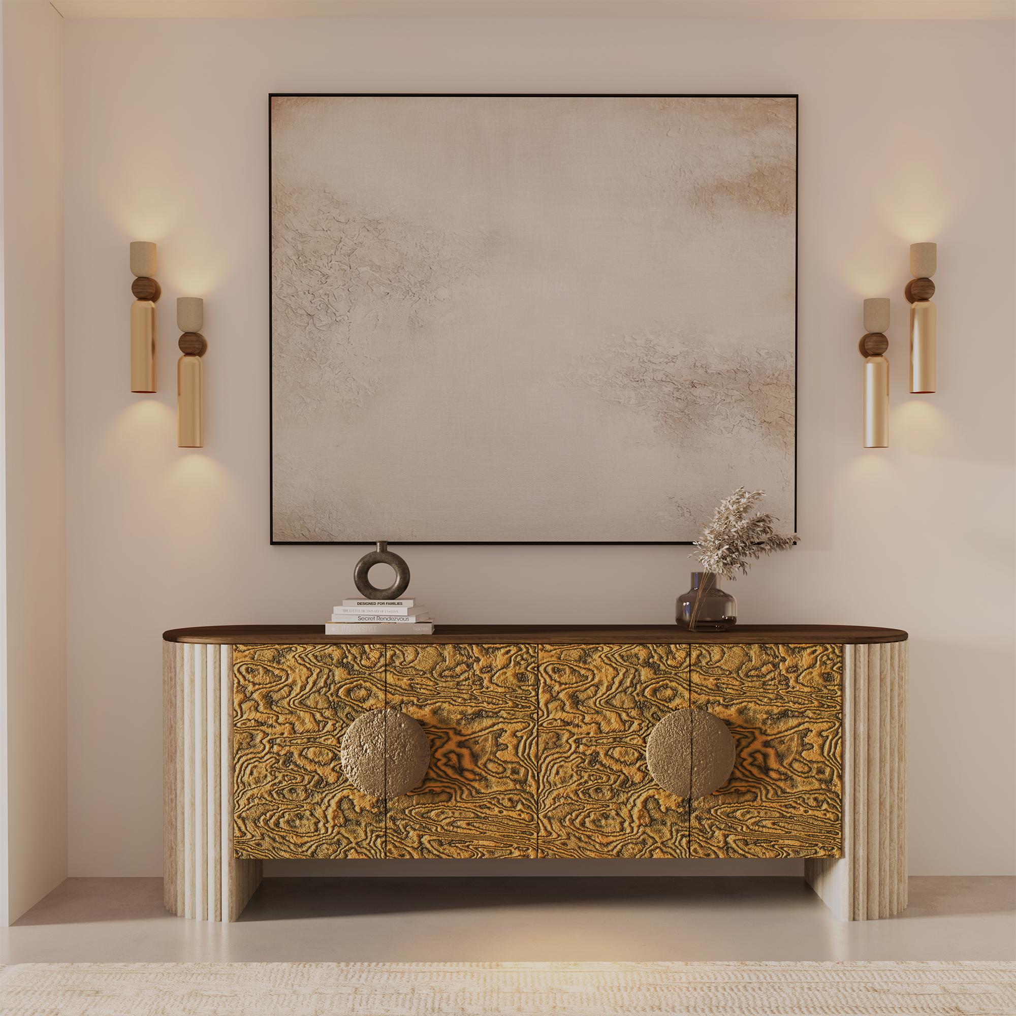 La lampada da parete Tubi è un sofisticato mix di calore organico e metalli raffinati, progettato per conferire un'eleganza scultorea a qualsiasi spazio. Caratterizzato da un elegante corpo in ottone lucido, questo apparecchio emana un fascino