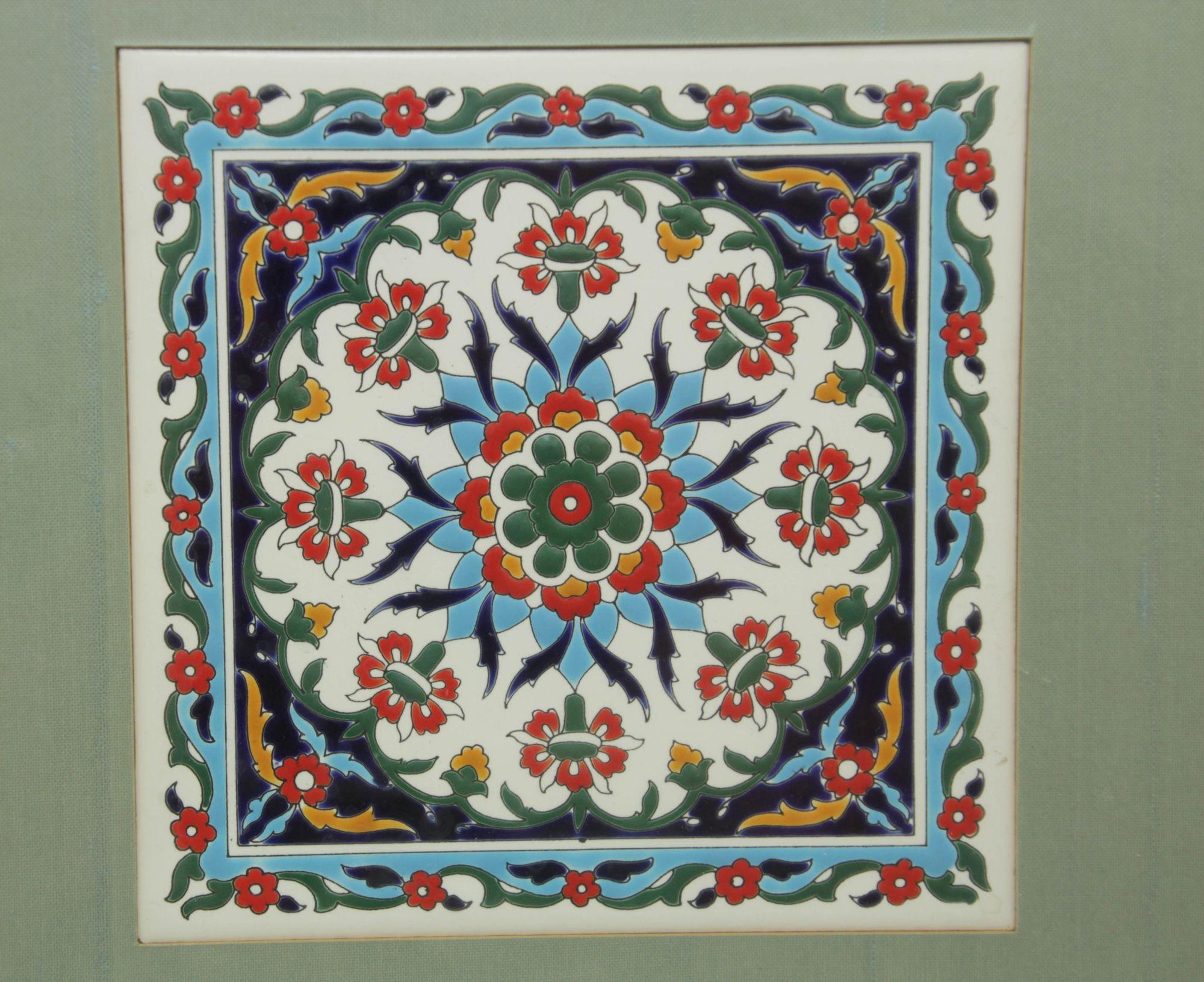 Piastrella in ceramica turca in stile Iznik con cornice e motivo floreale.
Piastrella di ceramica turca in stile Iznik realizzata a mano e incorniciata.
Mattonella tradizionale turca di Iznik con decorazione policroma di fiori stilizzati in nero,