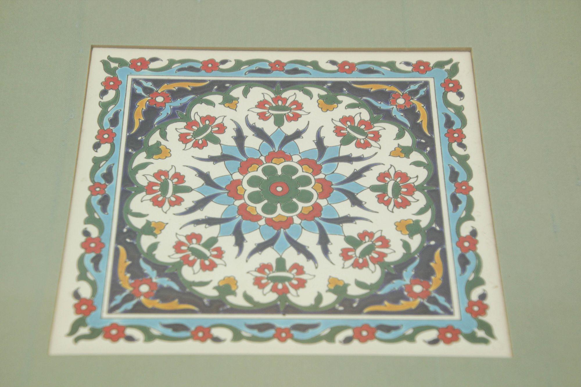 Turco Piastrella di ceramica turca in stile Iznik realizzata a mano e incorniciata 1950 in vendita