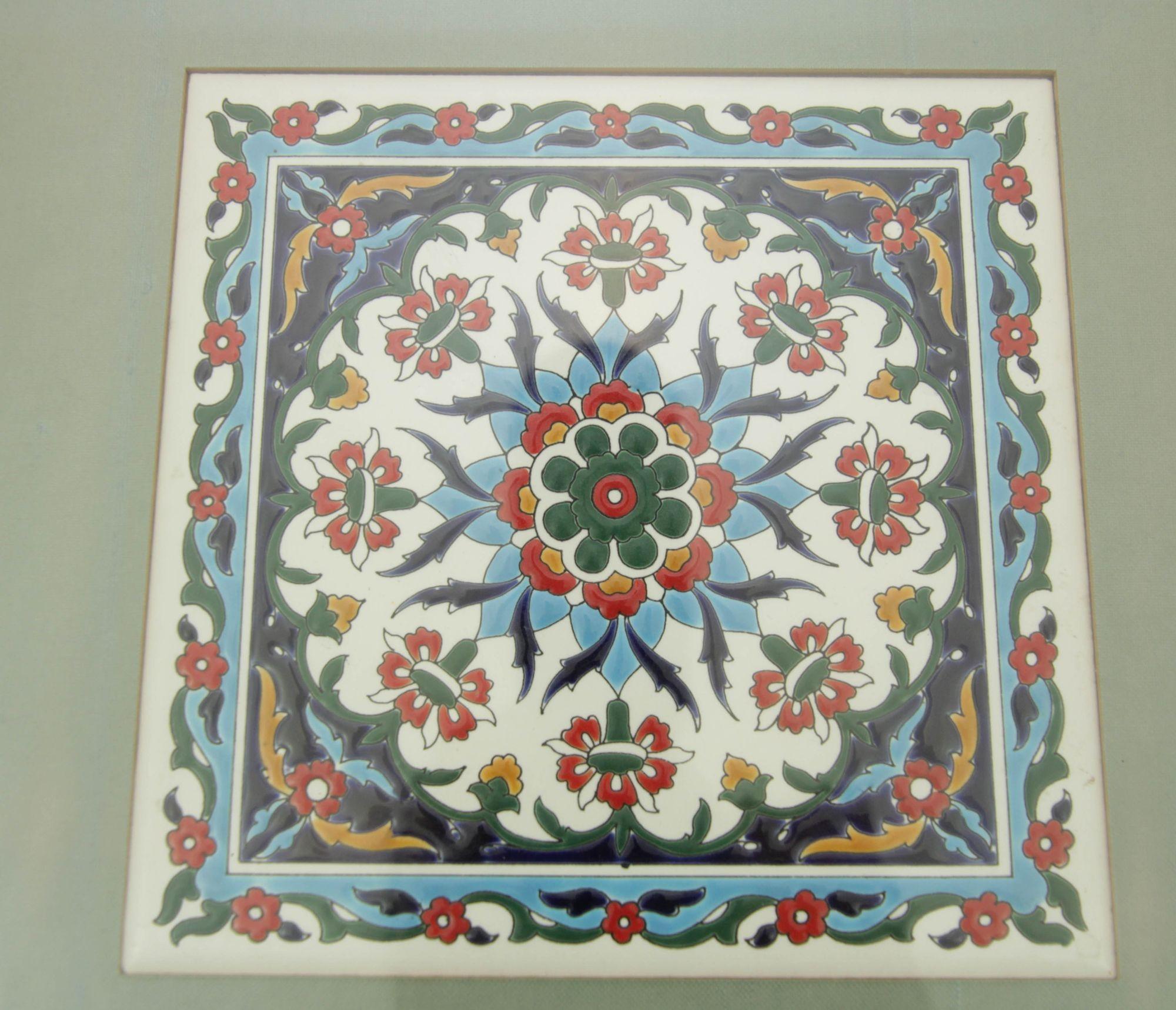 Fatto a mano Piastrella di ceramica turca in stile Iznik realizzata a mano e incorniciata 1950 in vendita