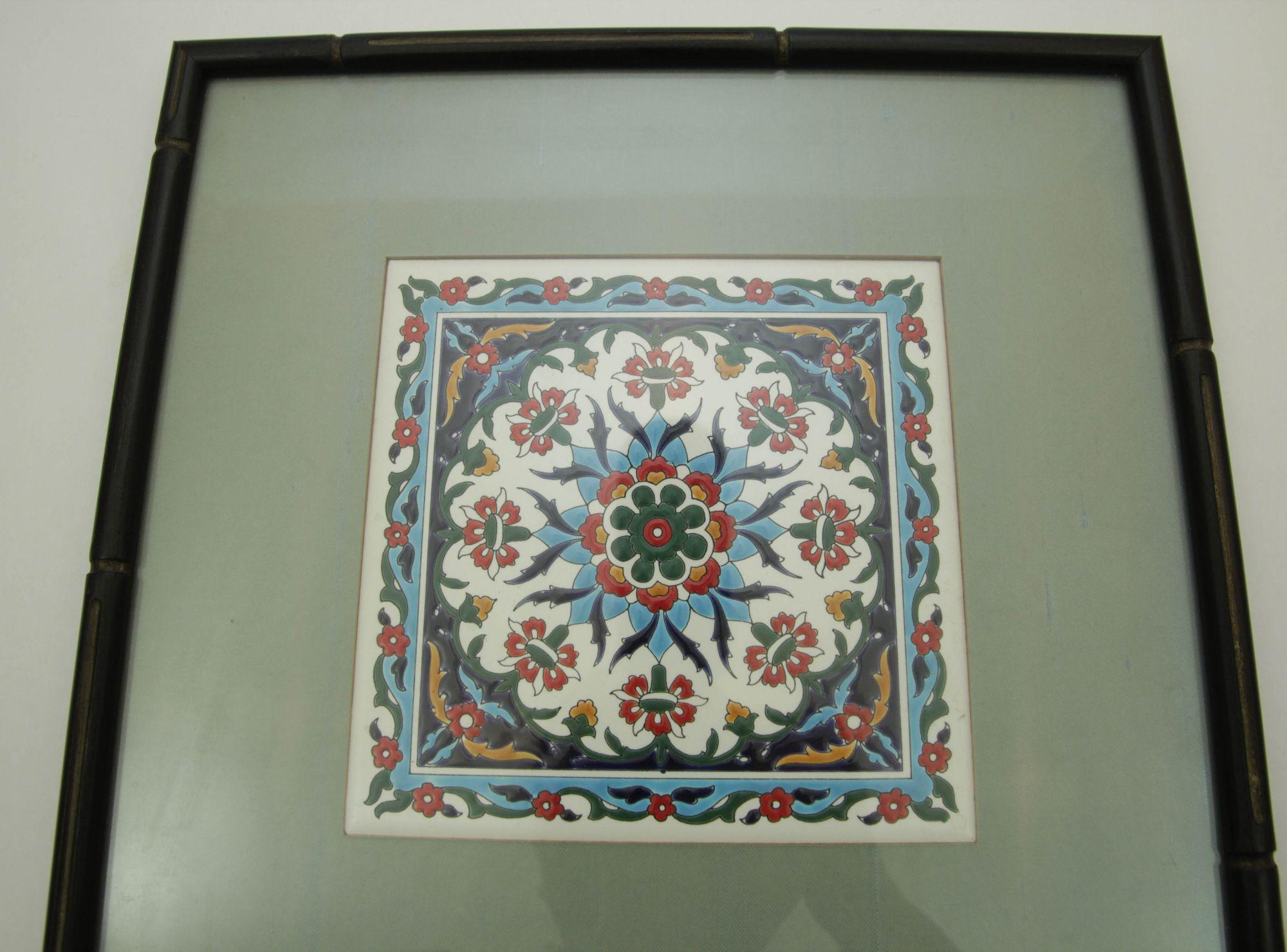 Piastrella di ceramica turca in stile Iznik realizzata a mano e incorniciata 1950 In condizioni buone in vendita a North Hollywood, CA