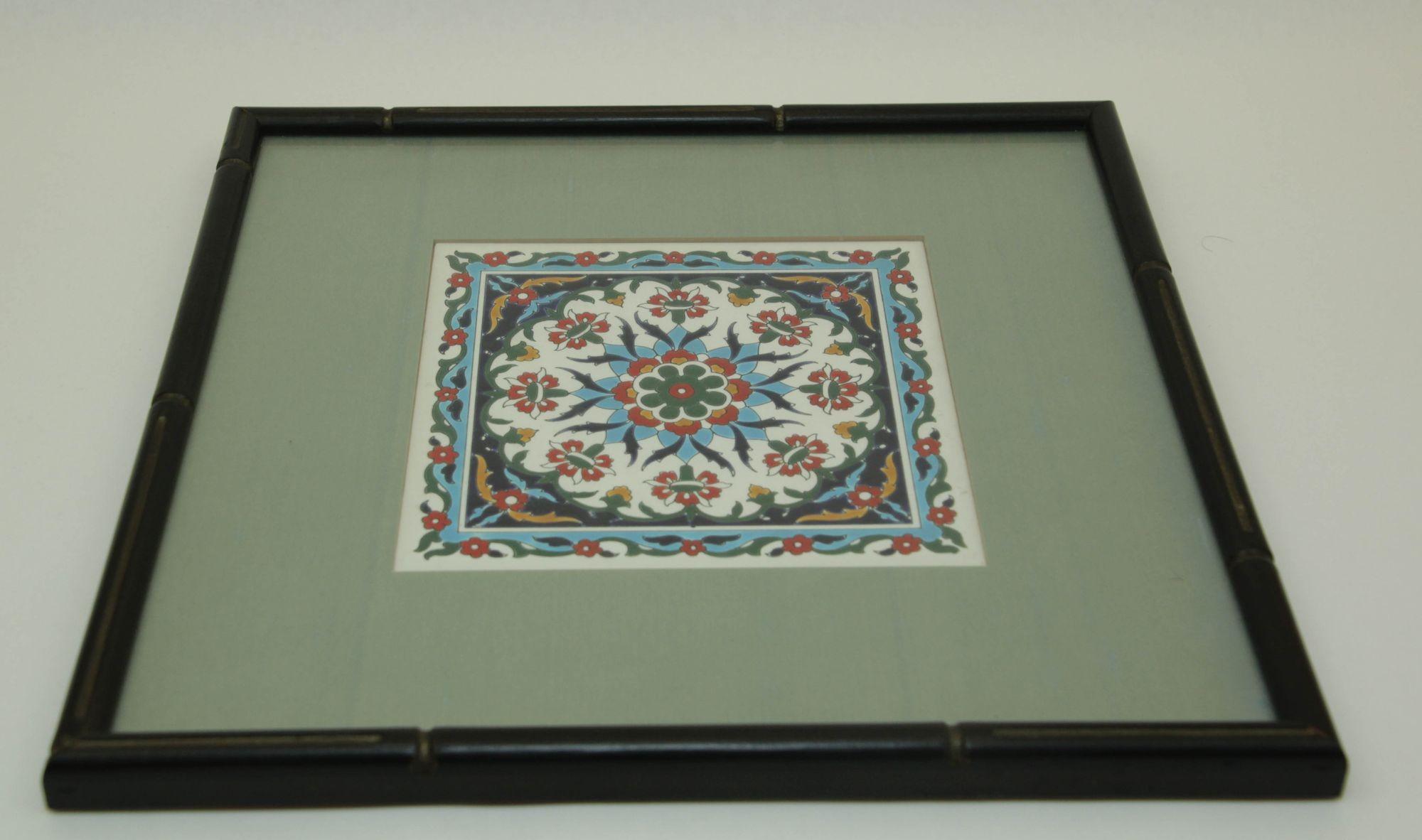 XX secolo Piastrella di ceramica turca in stile Iznik realizzata a mano e incorniciata 1950 in vendita