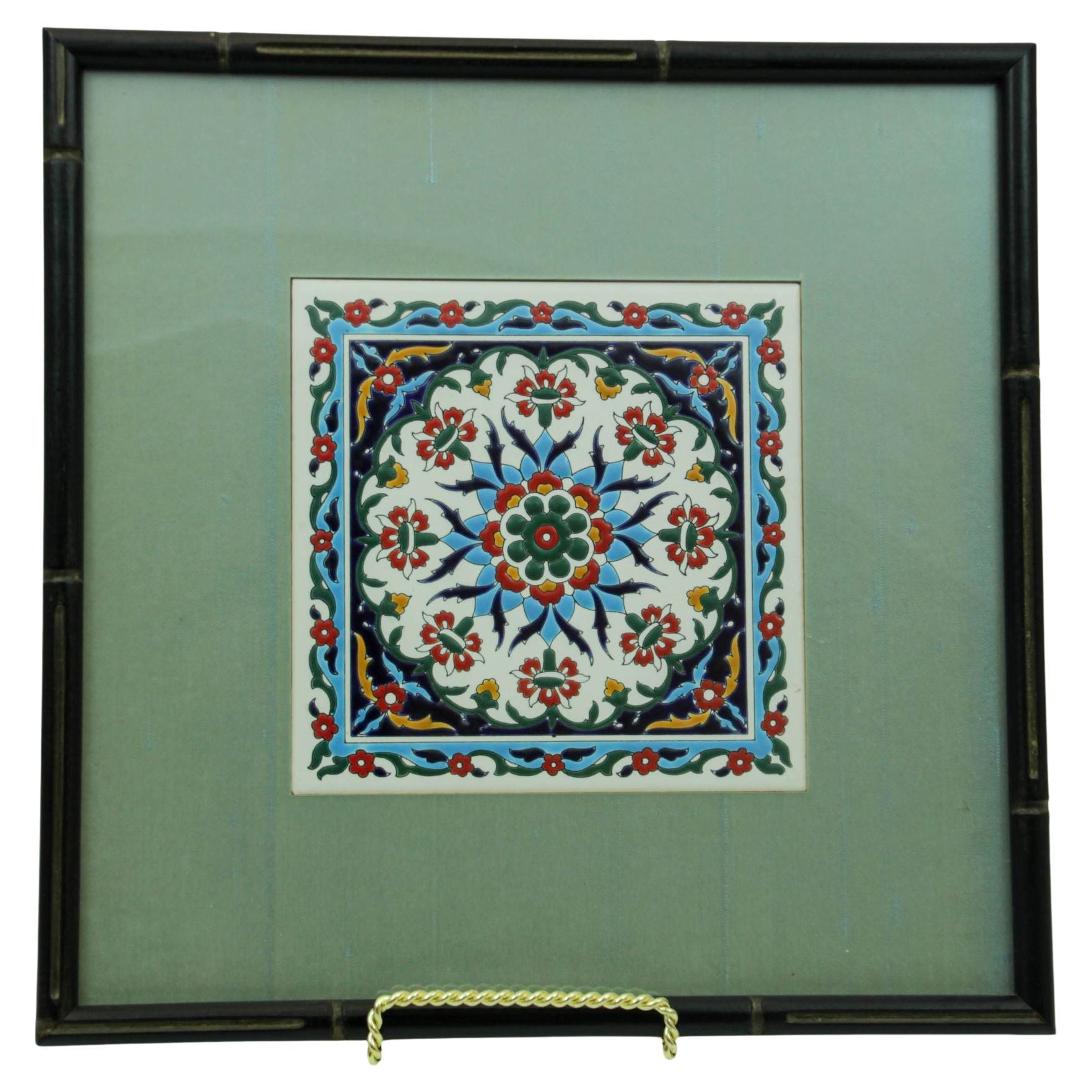 Piastrella di ceramica turca in stile Iznik realizzata a mano e incorniciata 1950 in vendita