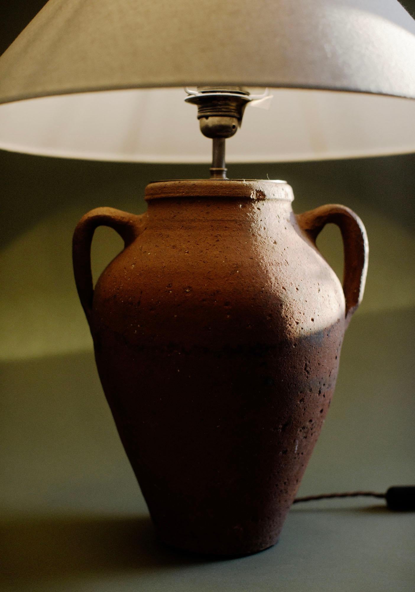 Turc Lampe de table en terre cuite turque, fabriquée à la main, 20e siècle en vente