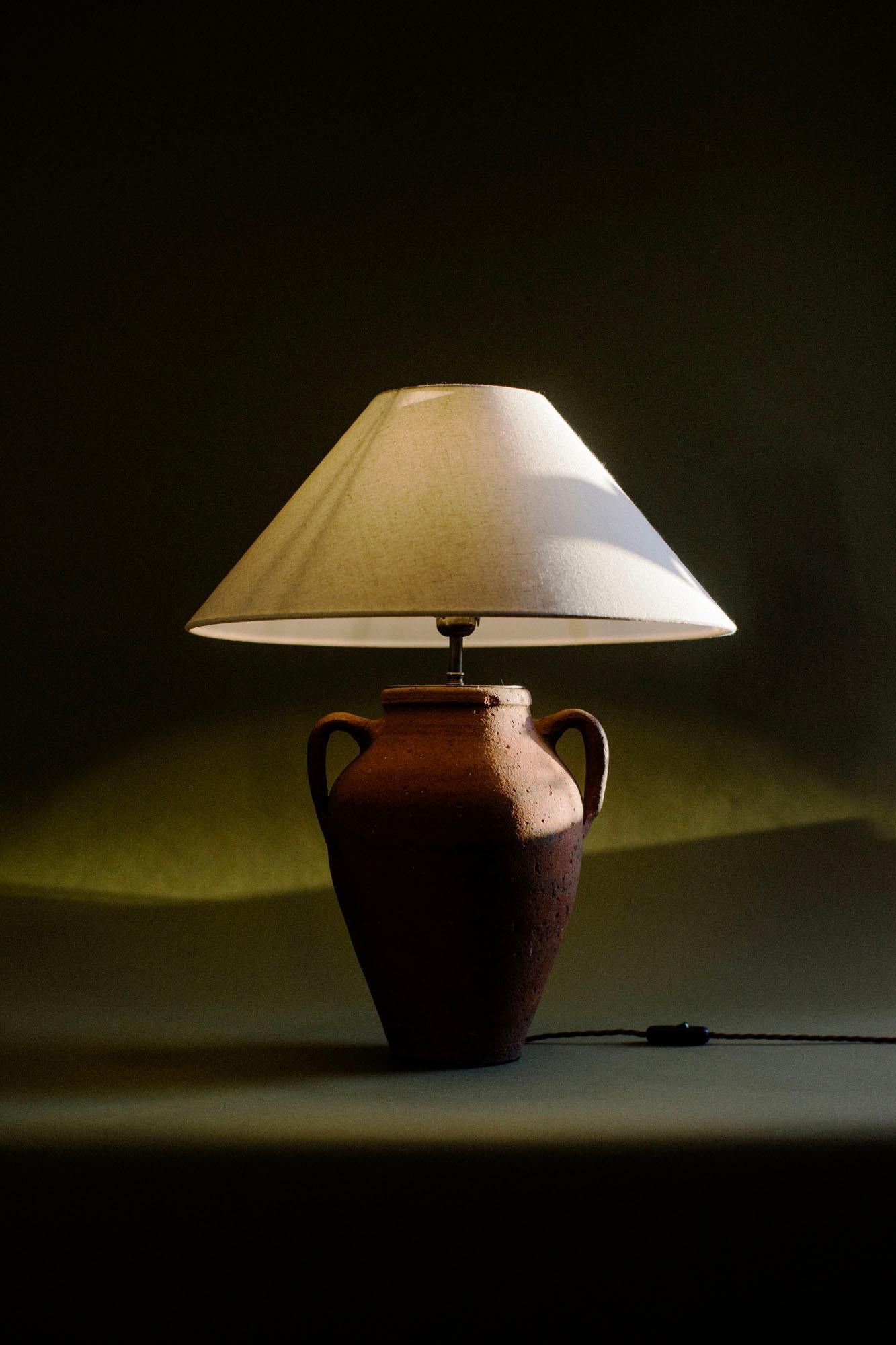 Milieu du XXe siècle Lampe de table en terre cuite turque, fabriquée à la main, 20e siècle en vente