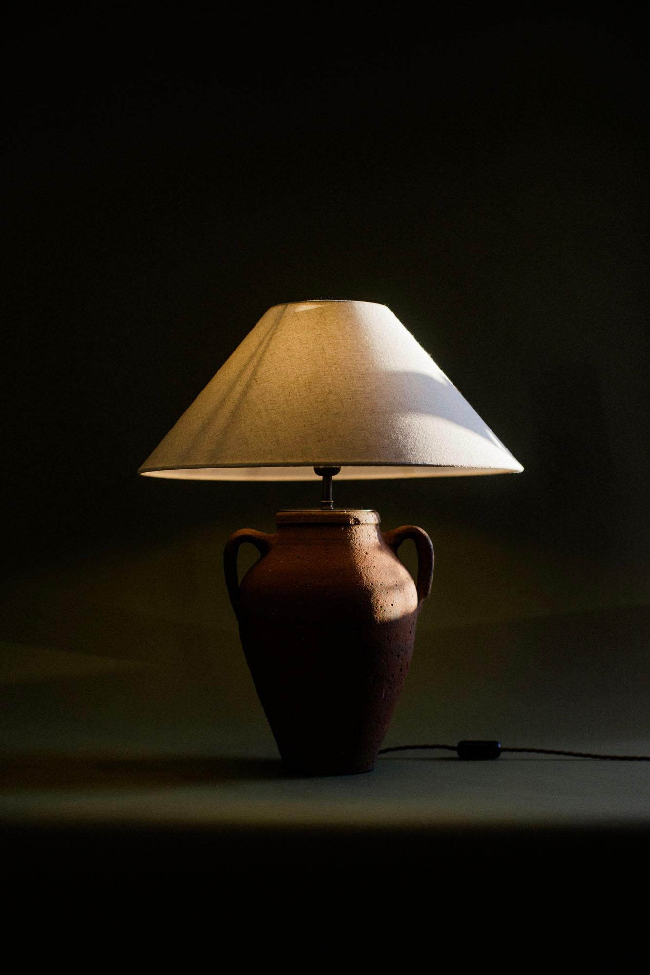 Argile Lampe de table en terre cuite turque, fabriquée à la main, 20e siècle en vente