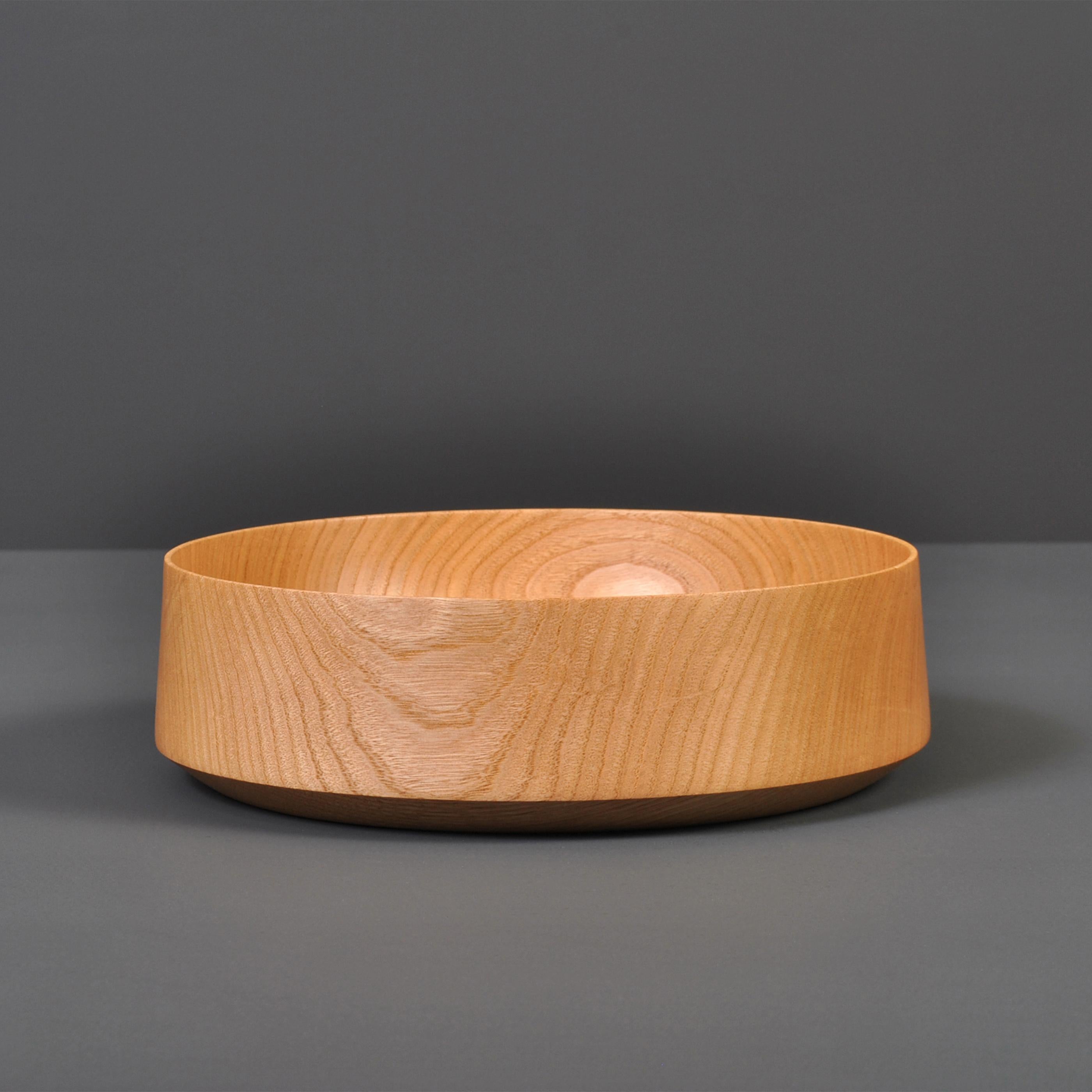 Handcrafted Turned Chestnut Bowl In New Condition For Sale In London, GB