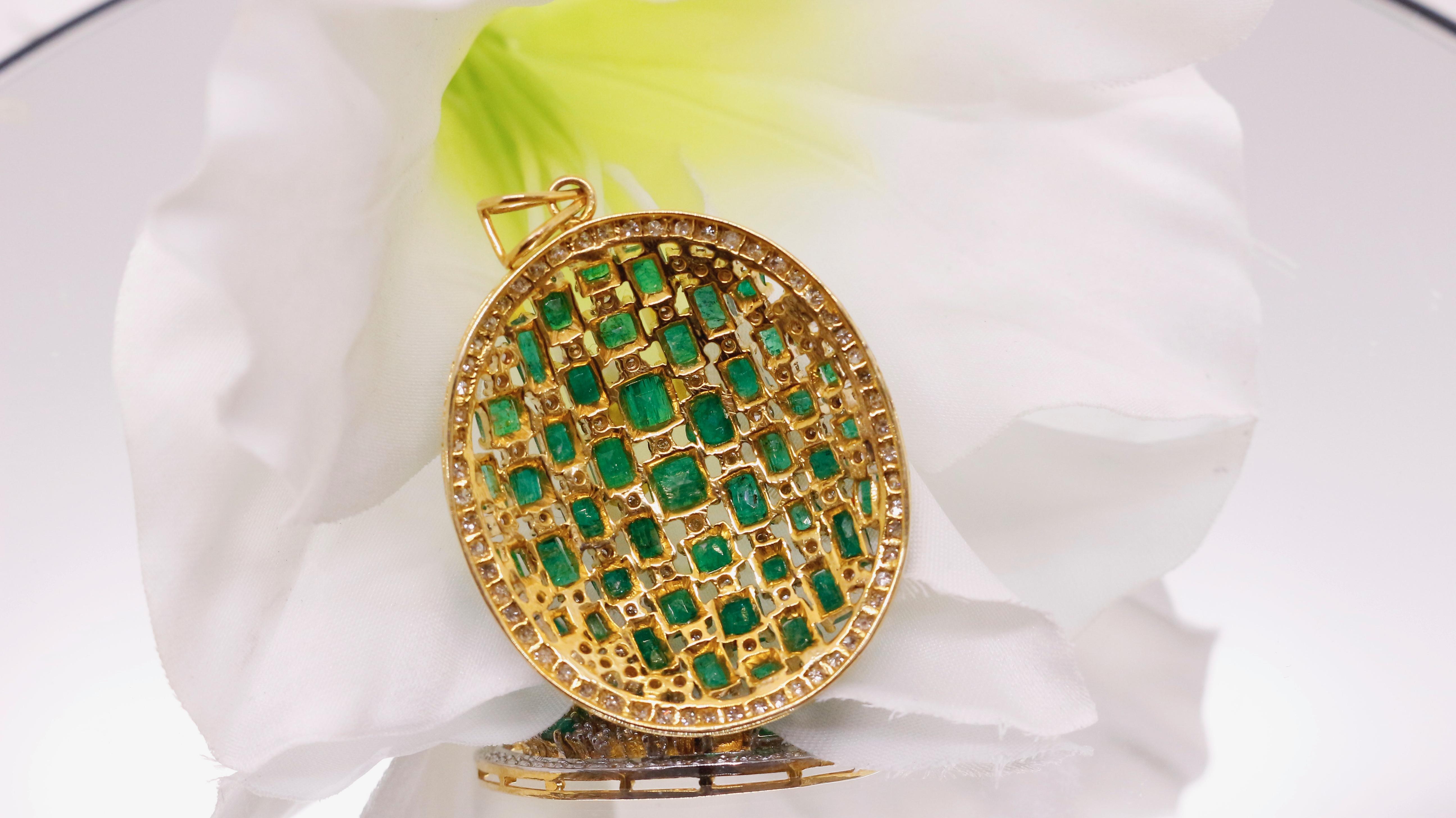 Handcrafted Turtle Back Emerald Pendant in 14kt Gold In New Condition For Sale In Fukuoka City, Fukuoka