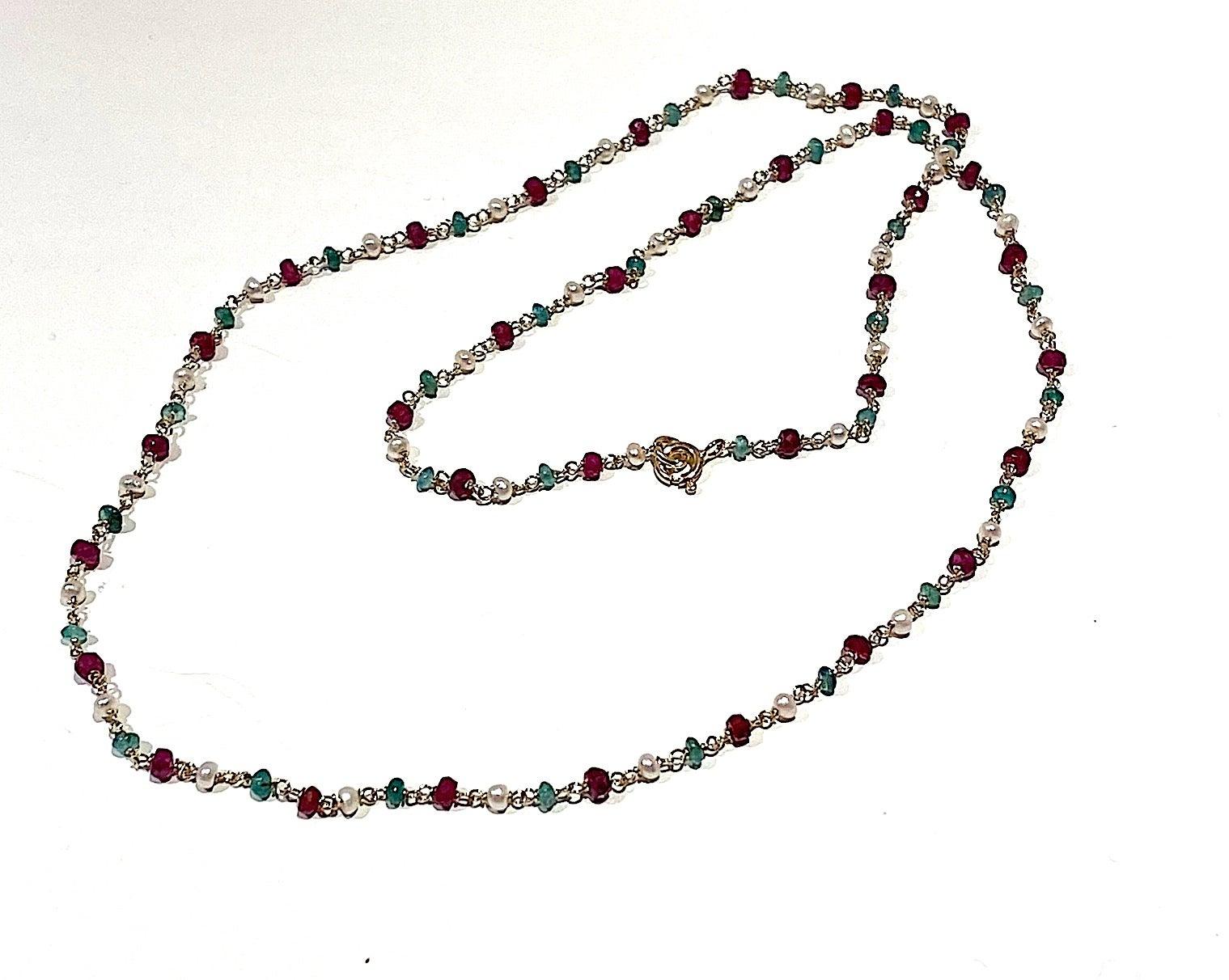 Handcrafted Ugolini 3 Karat Emeralds 18 Karat Yellow Gold Garnets Beaded Necklace
Here there is an amazing 18 karats yellow gold necklace adorned with 3 karat deep green emerald, red garnets and fresh water pearls. Every 3 beads there's a chain.
The