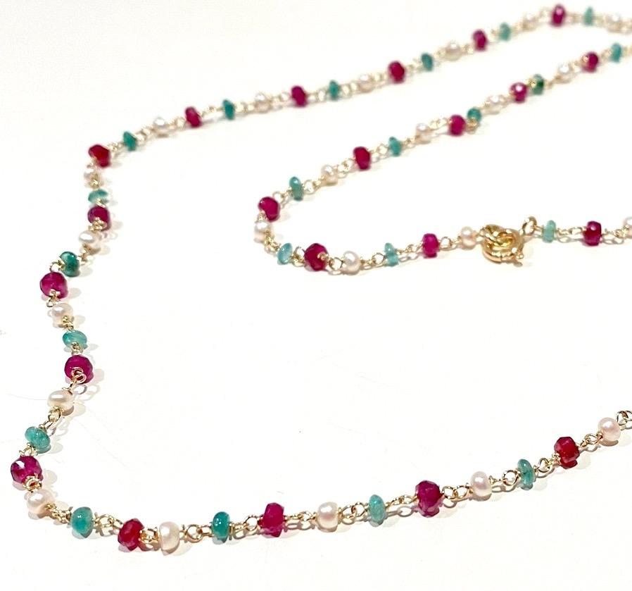 Collana artigianale Ugolini con smeraldi a 3 carati e granati in oro giallo a 18 carati
Ecco un'incredibile collana in oro giallo a 18 carati ornata da uno smeraldo verde intenso a 3 carati, granati rossi e perle d'acqua dolce. Ogni 3 perline c'è