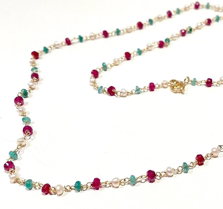 Handcrafted Ugolini 3 Karat Emeralds 18 Karat Yellow Gold Garnets Beaded Necklace
Here there is an amazing 18 karats yellow gold necklace adorned with 3 karat deep green emerald, red garnets and fresh water pearls. Every 3 beads there's a chain.
The