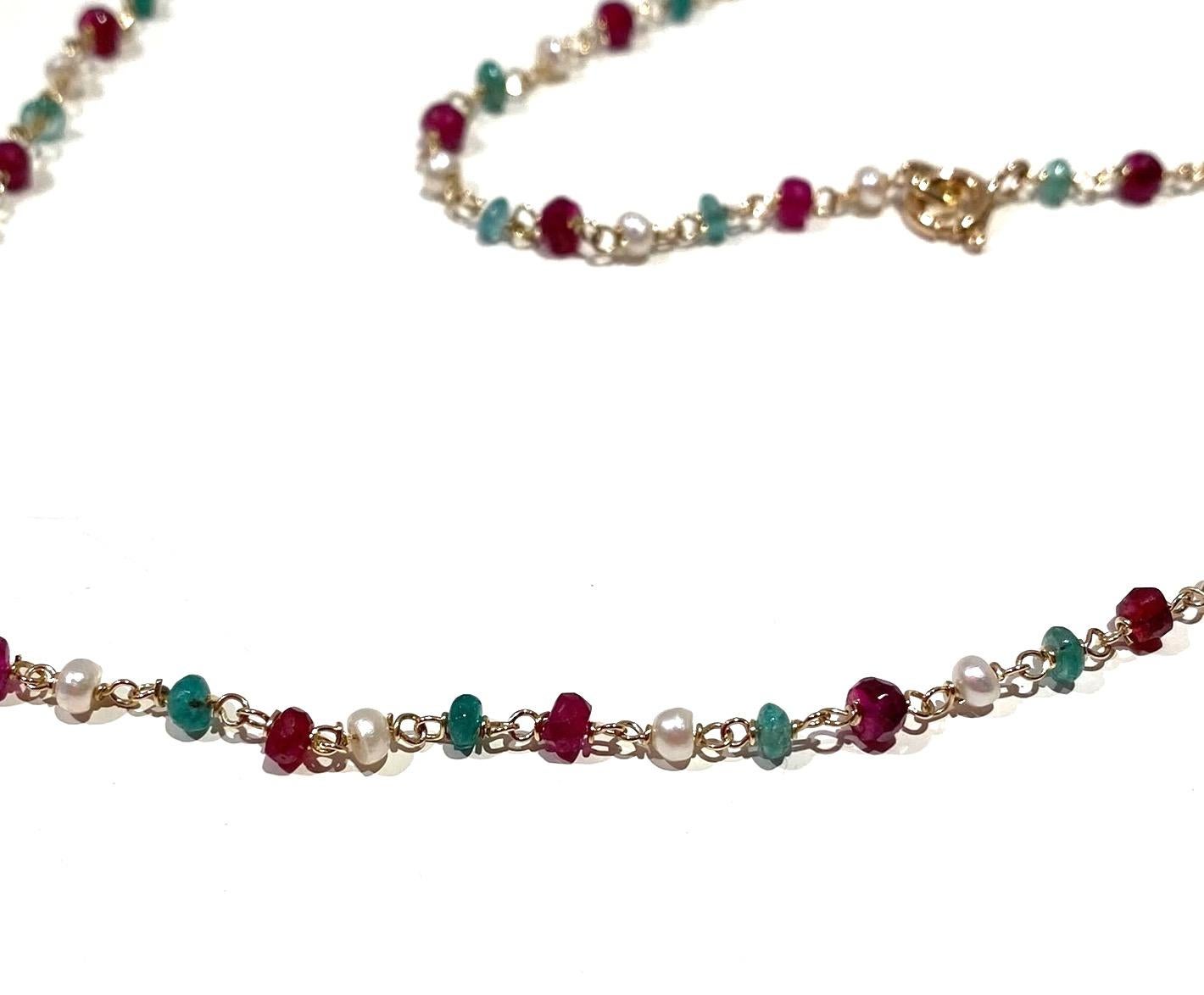Handgefertigte Ugolini 3 Karat Smaragde 18 Karat Gelbgold Granate Perlenkette (Smaragdschliff) im Angebot