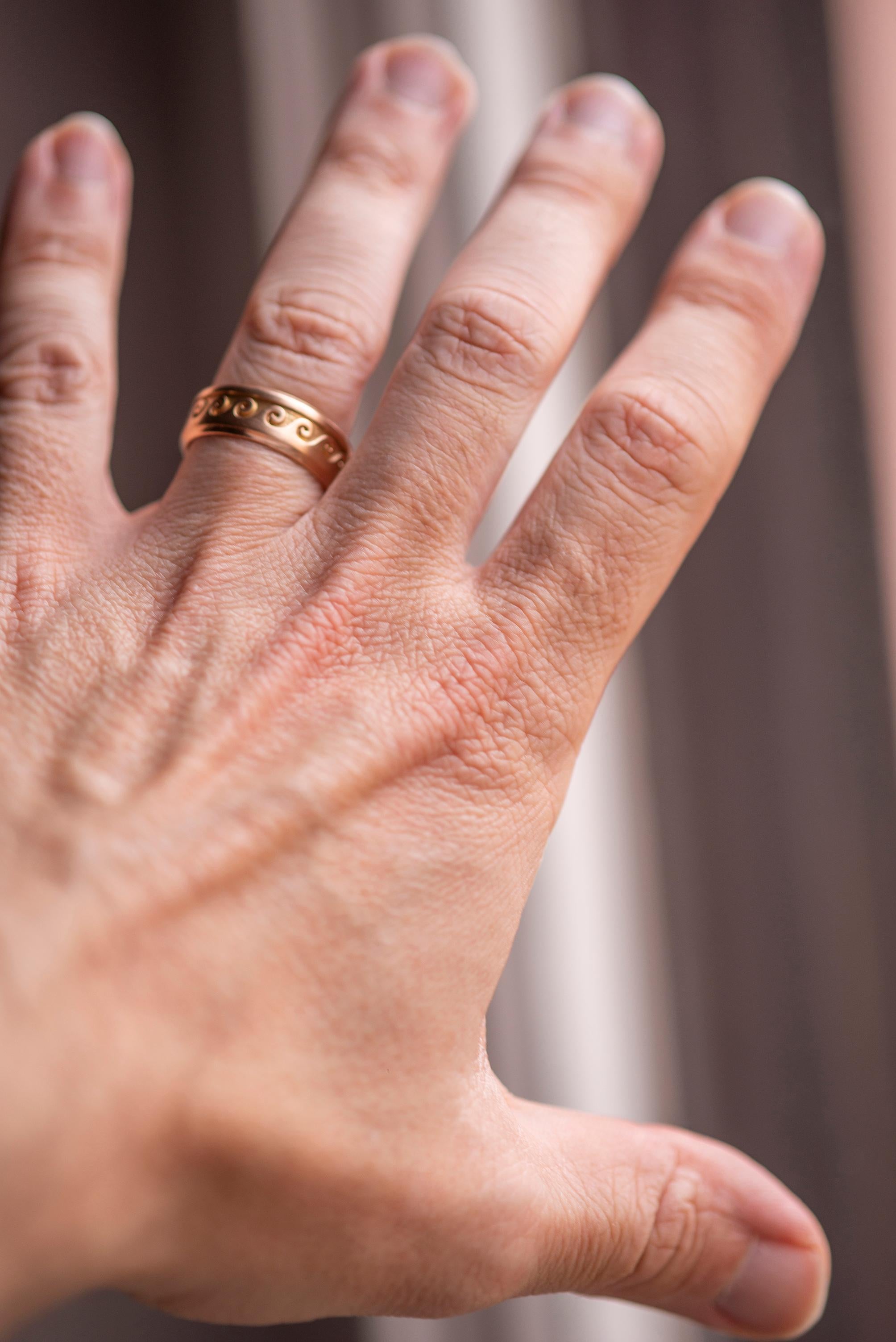 Handcrafted Unisex 18 Karat Rose Gold Embossed Wave Design Band Ring
Here there is an amazing design ring, handcrafted in 18 karats rose gold and embellished with an embossed wave.
This beautiful embossed effect is obtained with a fine technique by