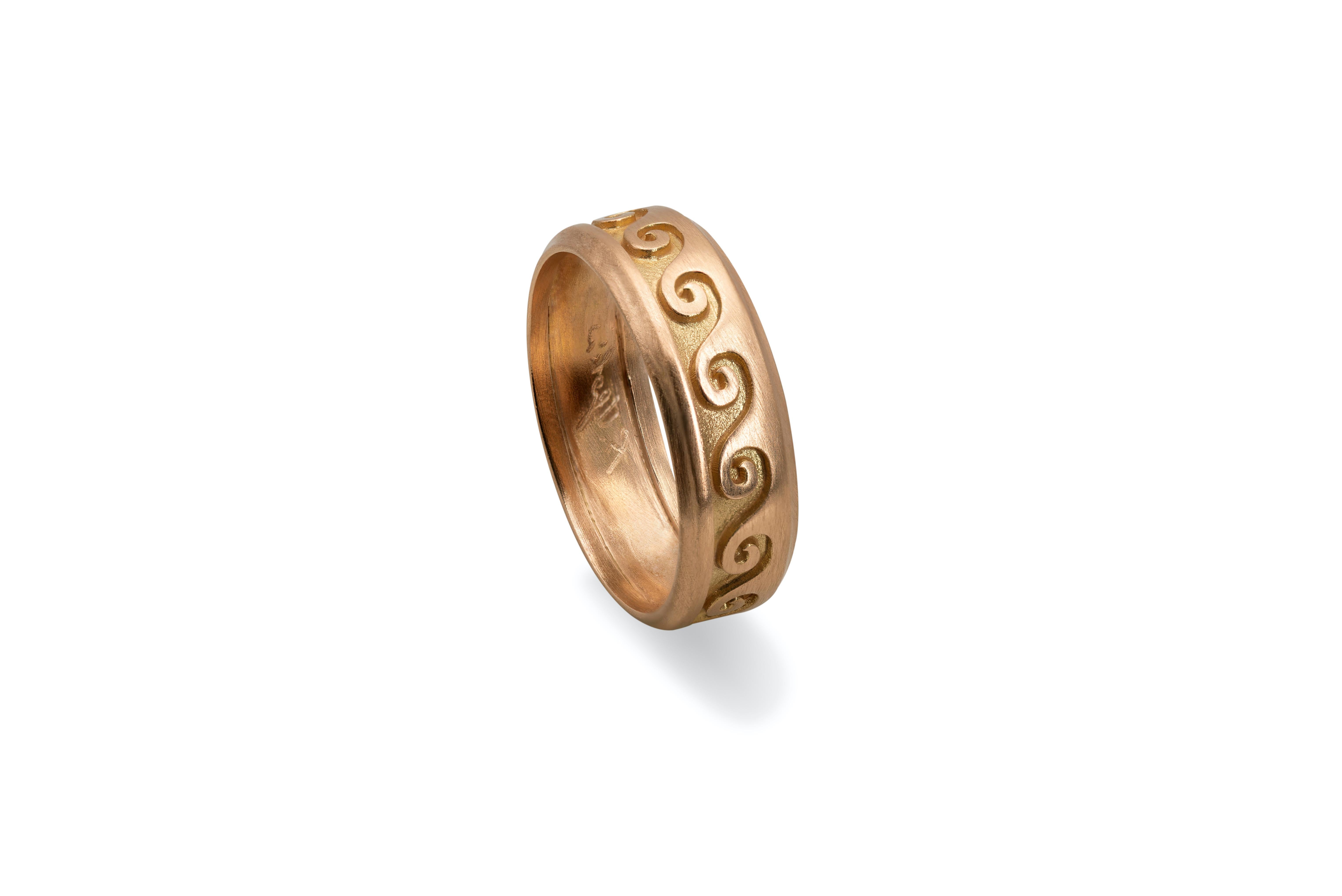 Handcrafted Unisex 18 Karat Rose Gold Embossed Wave Design Band Ring In New Condition For Sale In Rome, IT