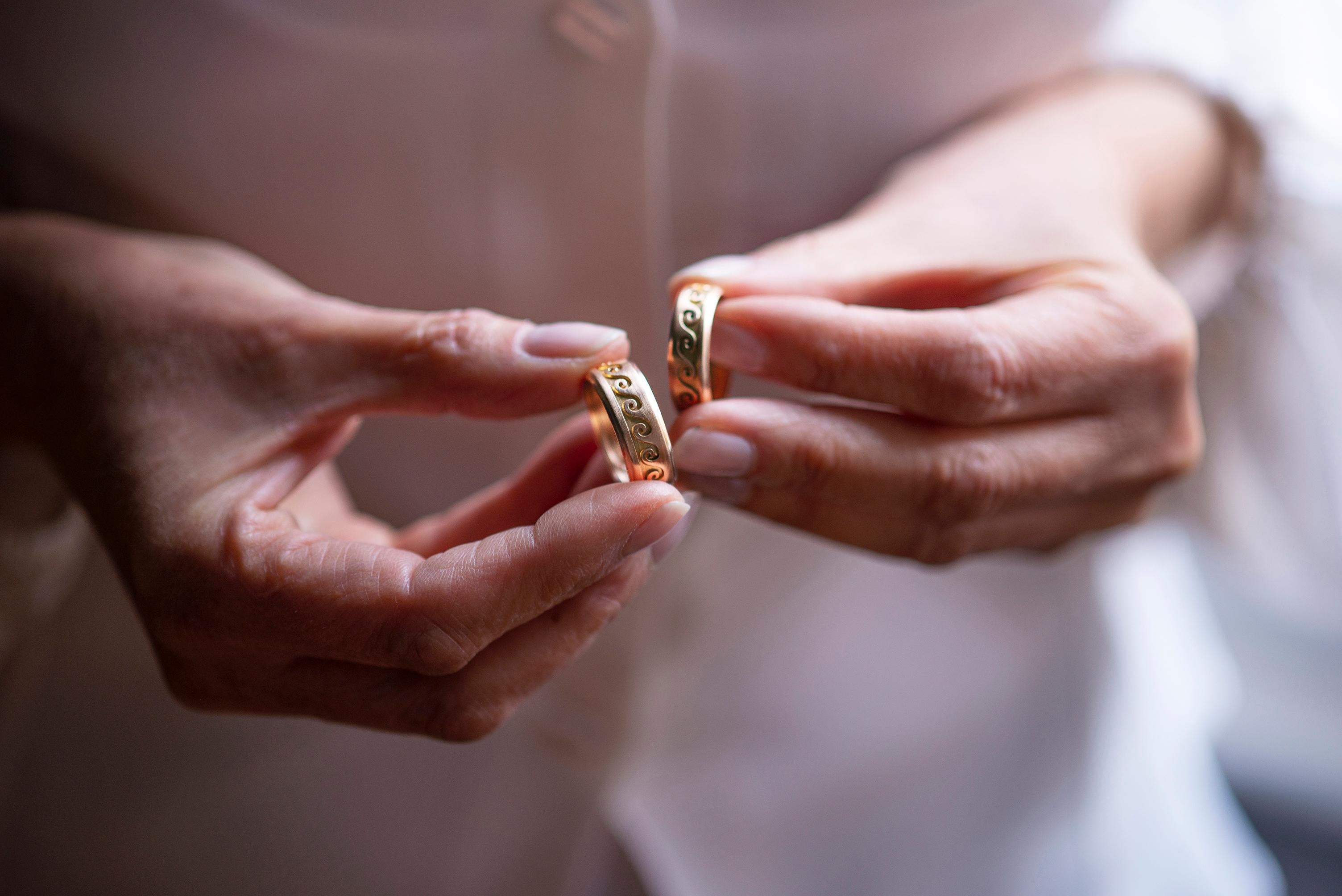 Handcrafted 18 Karat Yellow Gold Embossed Wave Design Man Band Ring.
Here there is an amazing design ring, handcrafted in 18 karats yellow gold and embellished with an embossed wave.
This beautiful embossed effect is obtained with a fine technique