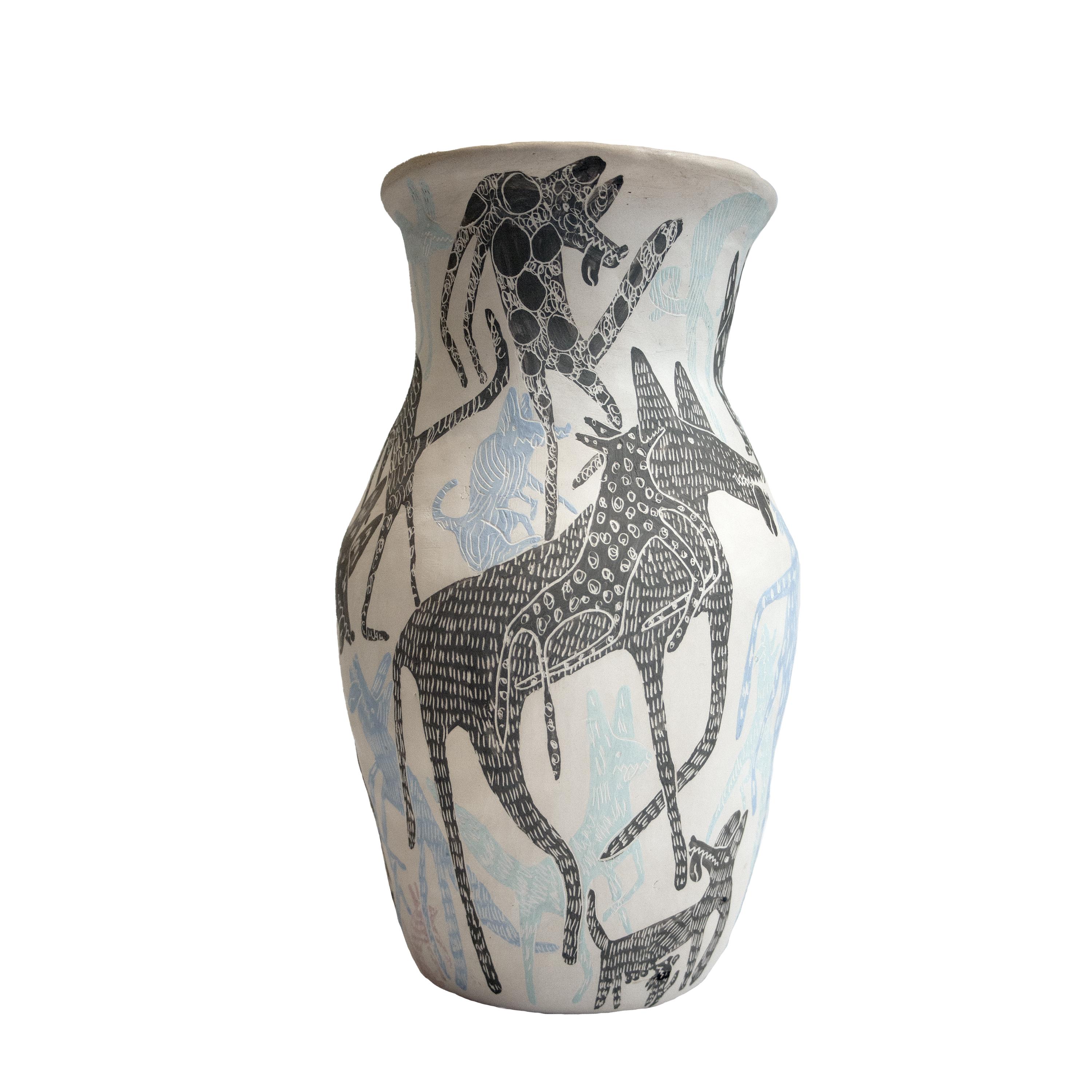 Vase artisanal « Stray Dogs » par « Love and Beauty », Espagne, 2022 3