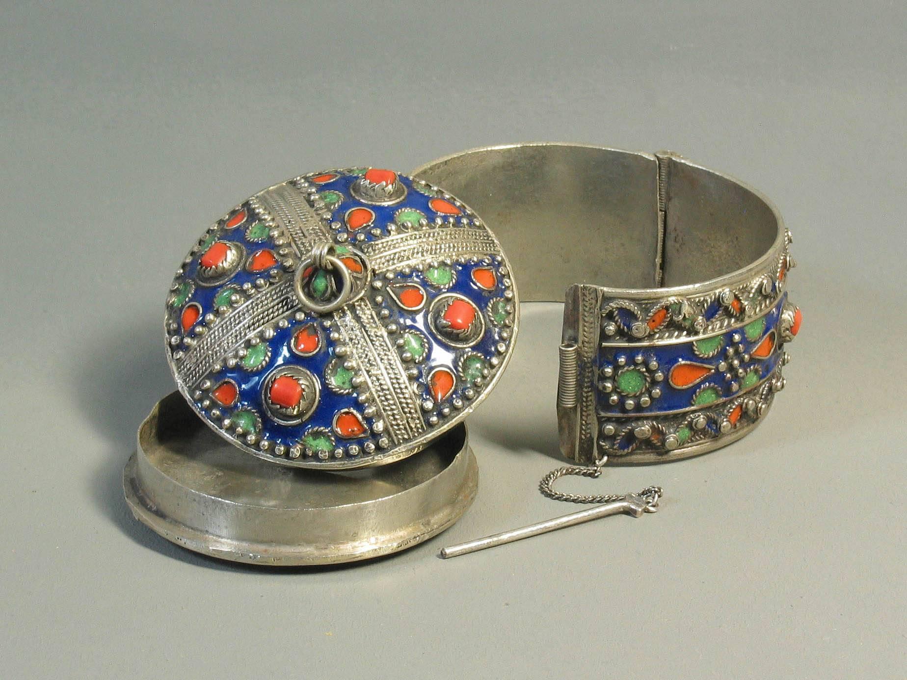 Bracelet boîte Kabyle berbère vintage fabriqué à la main Bon état à Ottawa, Ontario