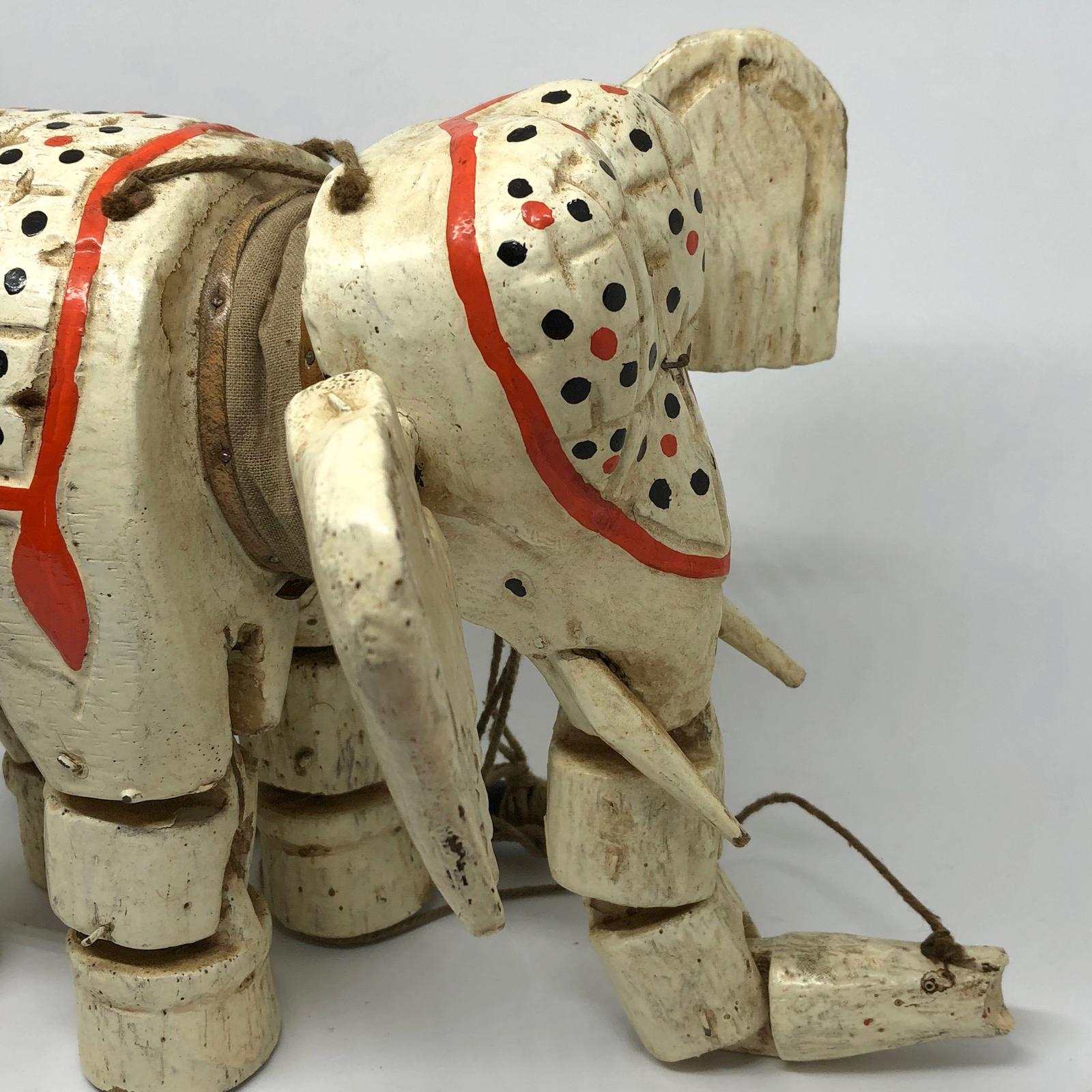 Sculpté à la main Puppet Marionette sur un éléphant à cordes, Inde, années 1930