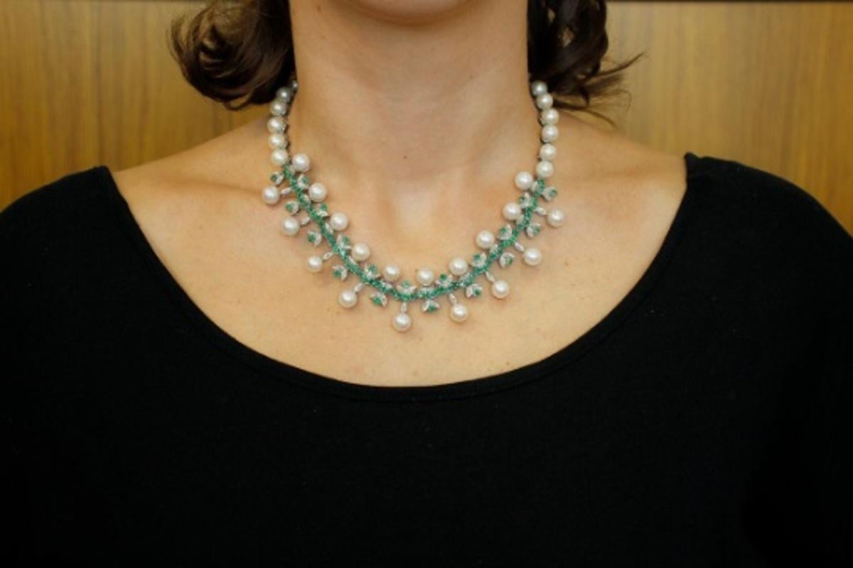 Handcrafted Vintage Necklace Diamonds, Emeralds, Pearls, 14 Karat White Gold In Good Condition In Marcianise, Marcianise (CE)