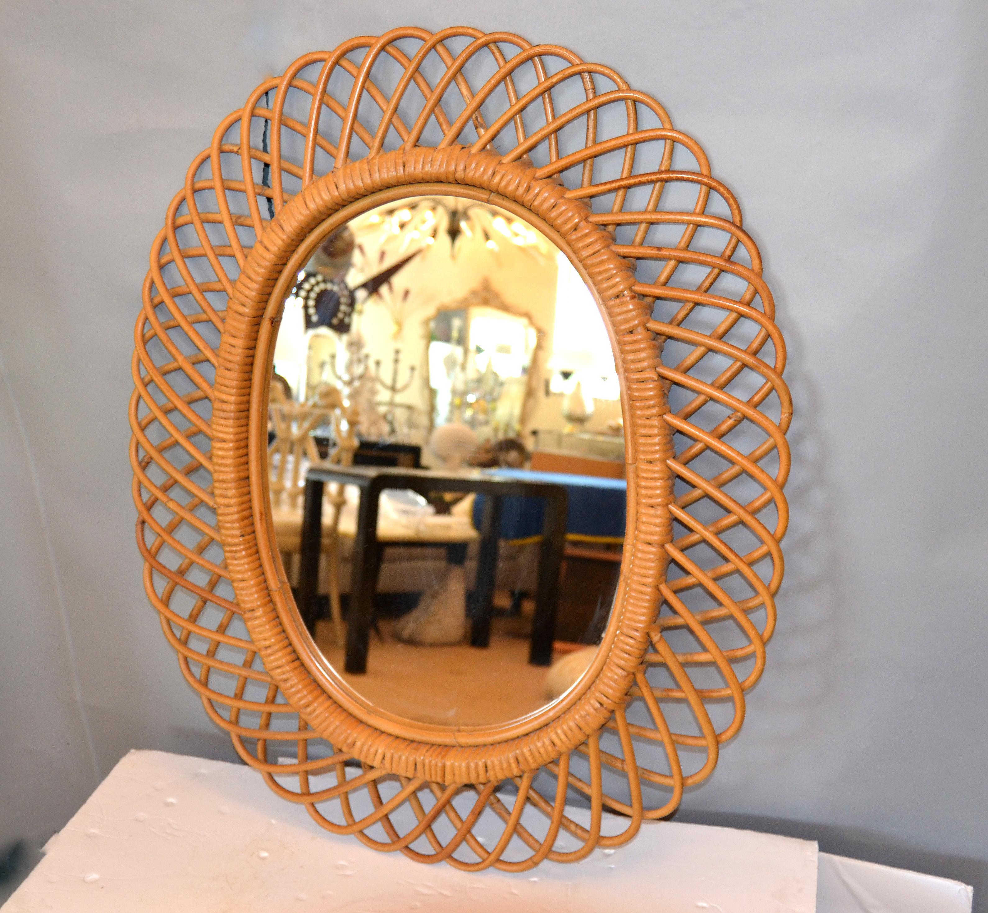 Vintage handcrafted oval bent rattan mirror.
The back is covered in red velvet.
This mirror is super fashionable.