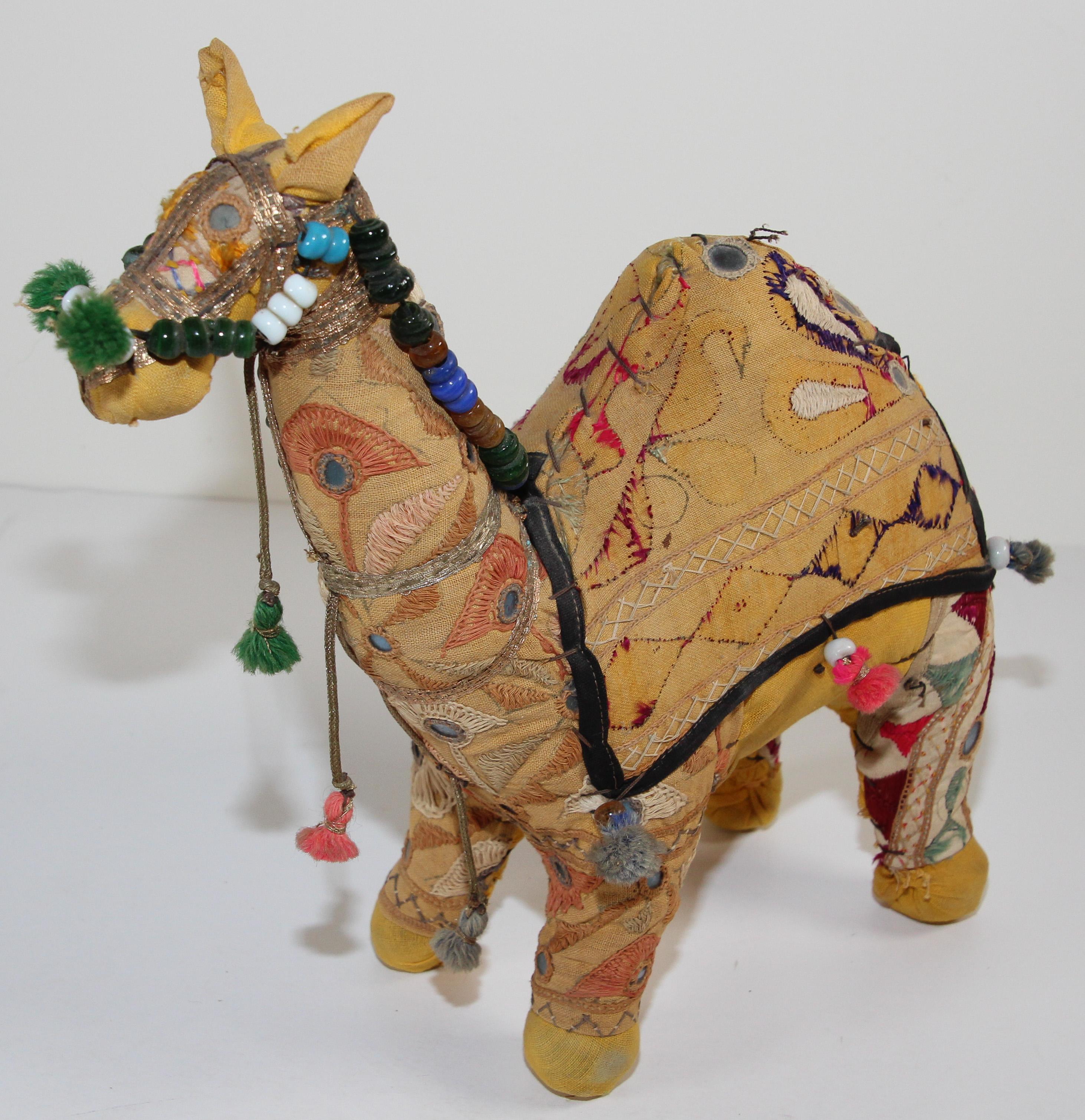 Handgefertigt in Rajasthan, Indien, buntes Kamelspielzeug aus Stoff.
Vintage kleines Kamel ausgestopft Baumwolle bestickt und mit kleinen Spiegeln verziert, große Sammlerstück.
Anglo Raj, kleines ausgestopftes Kamel, das die zeremonielle