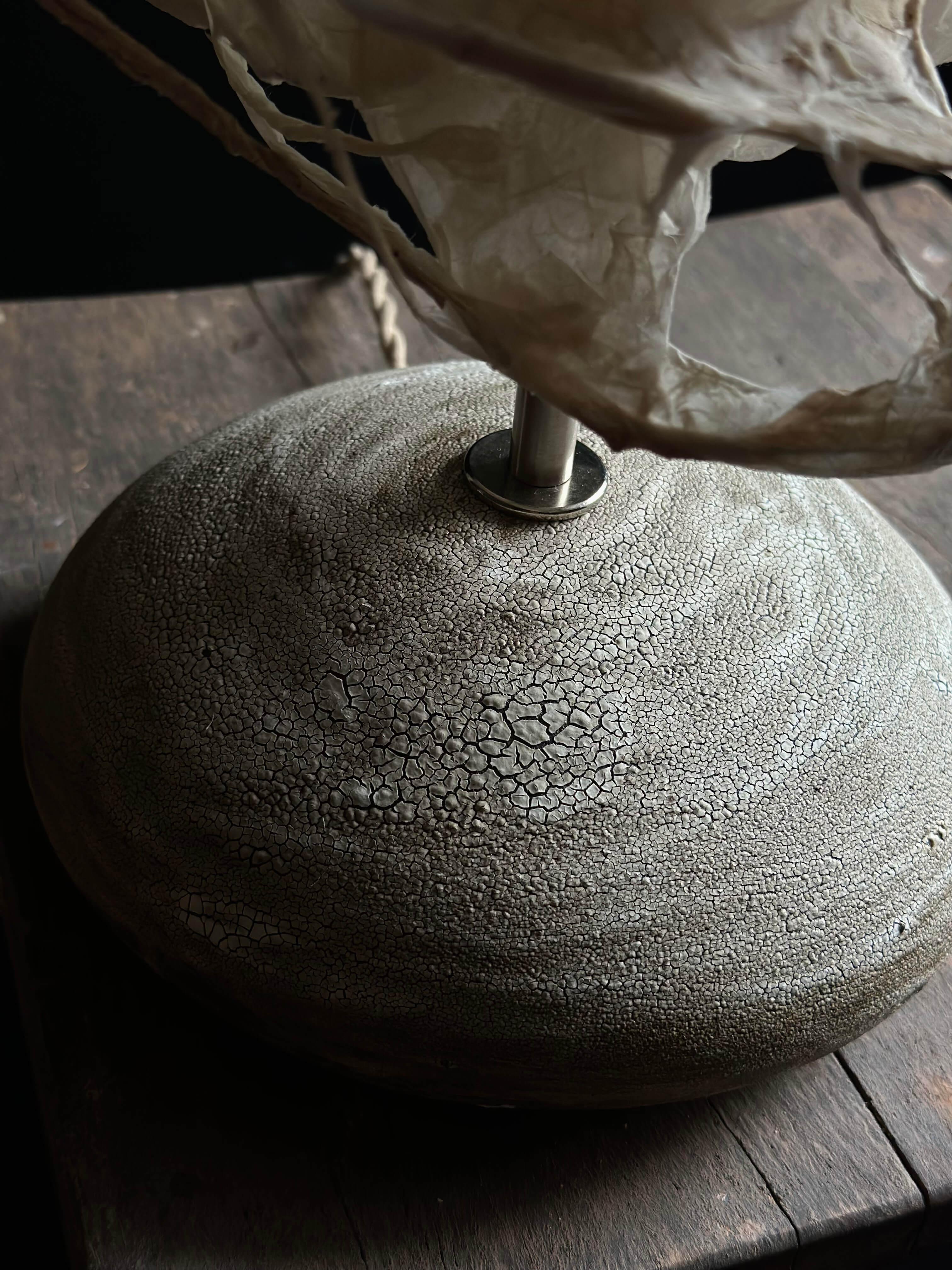 Americano Lampada artigianale in ceramica a smalto vulcanico con base strutturata e paralume in carta in vendita