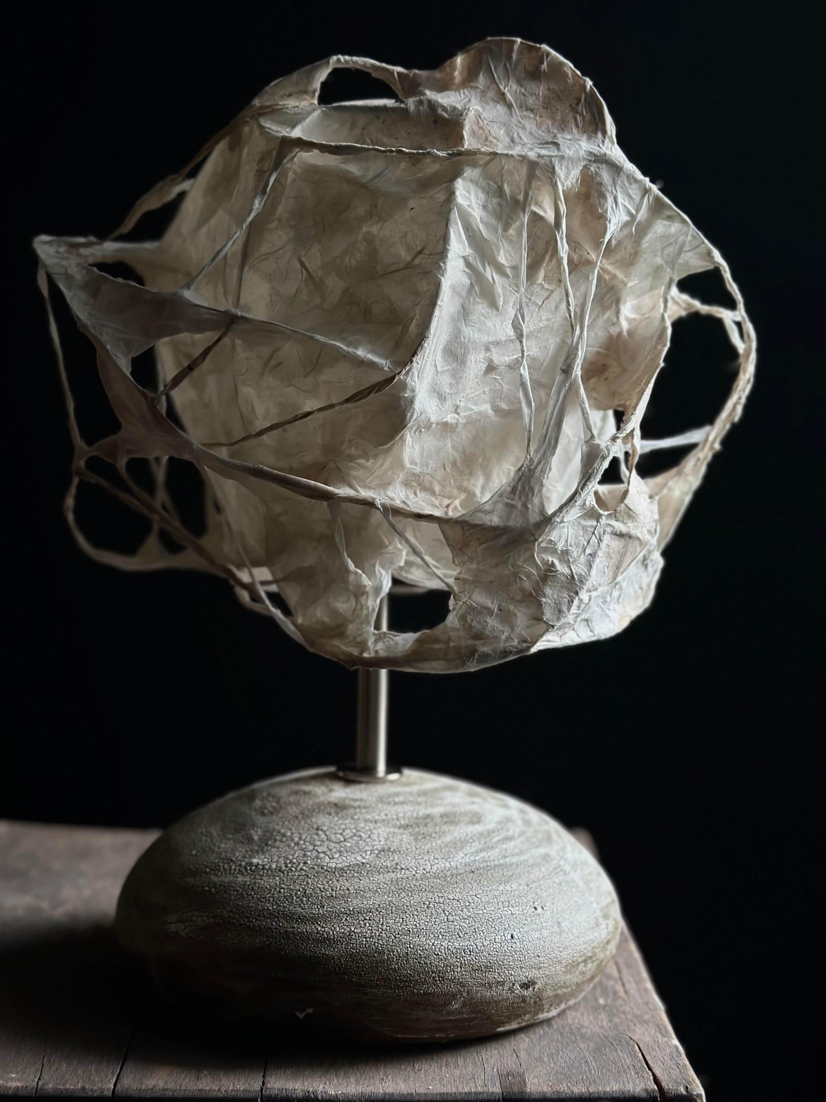 Lámpara artesanal de cerámica esmaltada volcánica con base texturizada y pantalla de papel Hecho a mano en venta