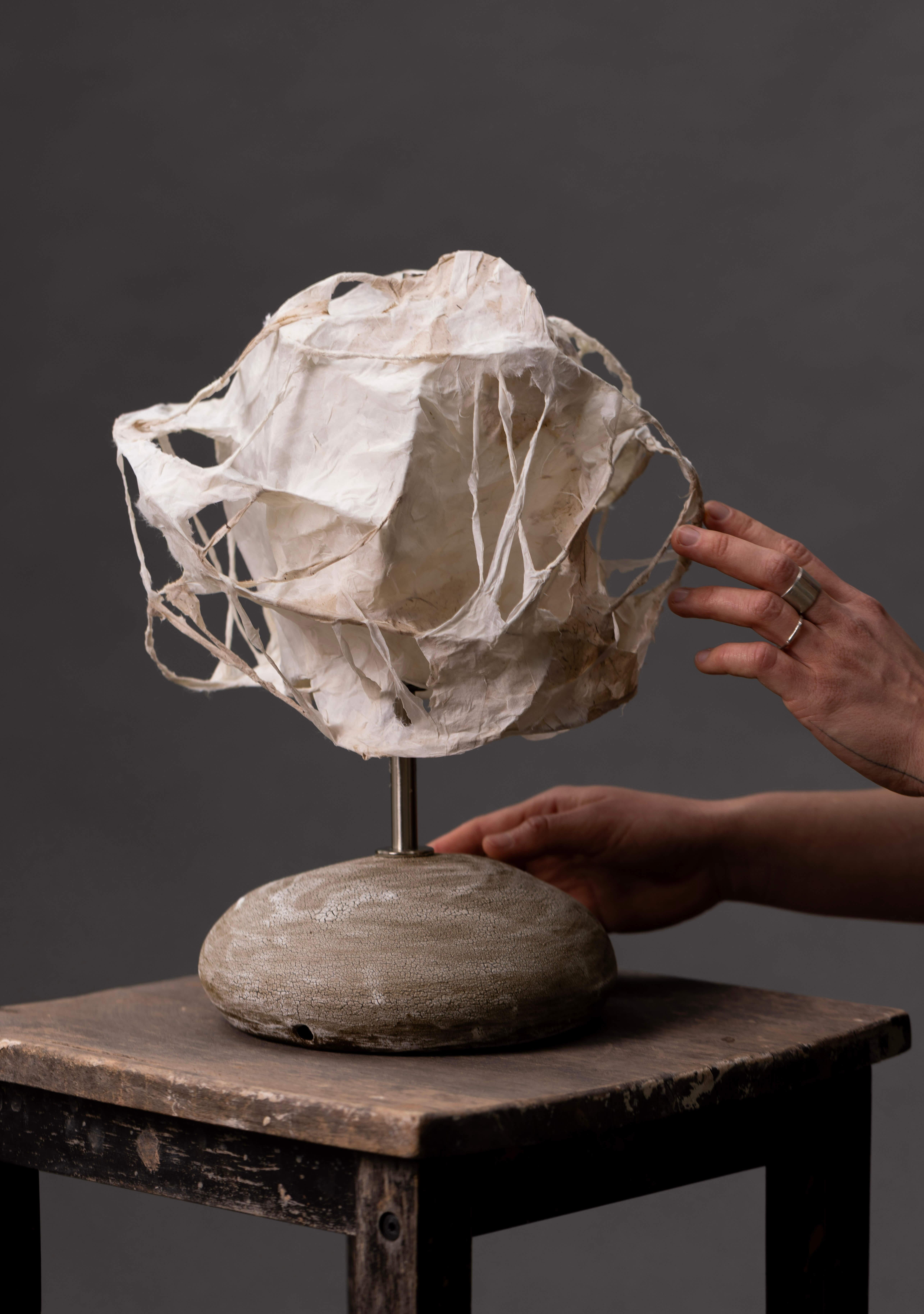 Lámpara artesanal de cerámica esmaltada volcánica con base texturizada y pantalla de papel en Nuevo estado para la venta en Pasadena, CA
