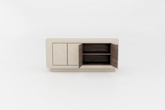 Aparador contemporáneo de yeso con interior de nogal de Isabelle Beaumont