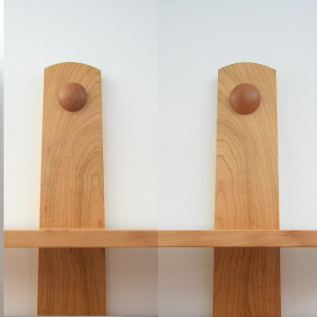 Fatto a mano Scaffale da parete in ciliegio nero ispirato agli Shakers, realizzato dal pluripremiato artigiano Frank Buschmann in vendita