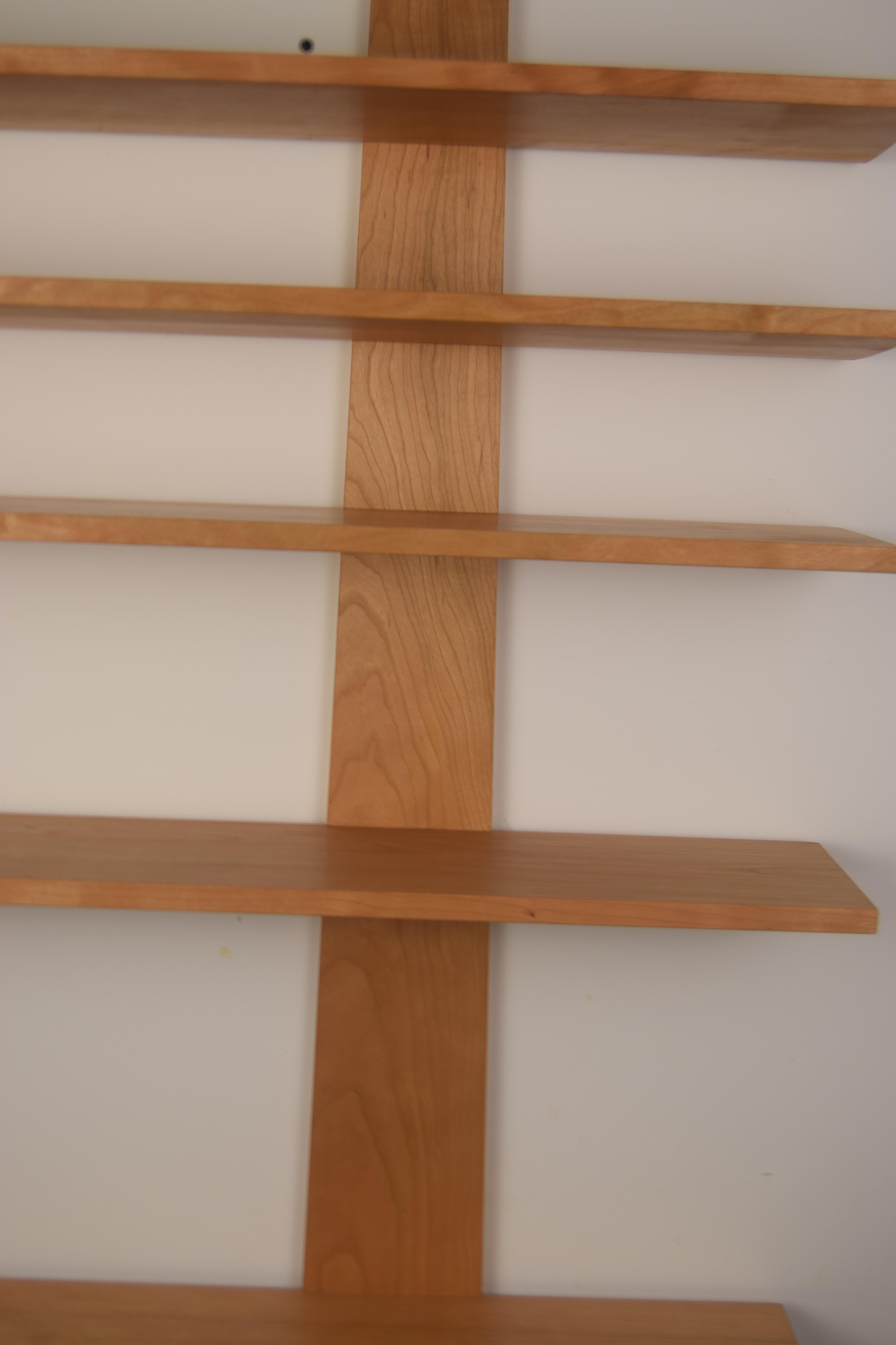 Legno massiccio Scaffale da parete in ciliegio nero ispirato agli Shakers, realizzato dal pluripremiato artigiano Frank Buschmann in vendita