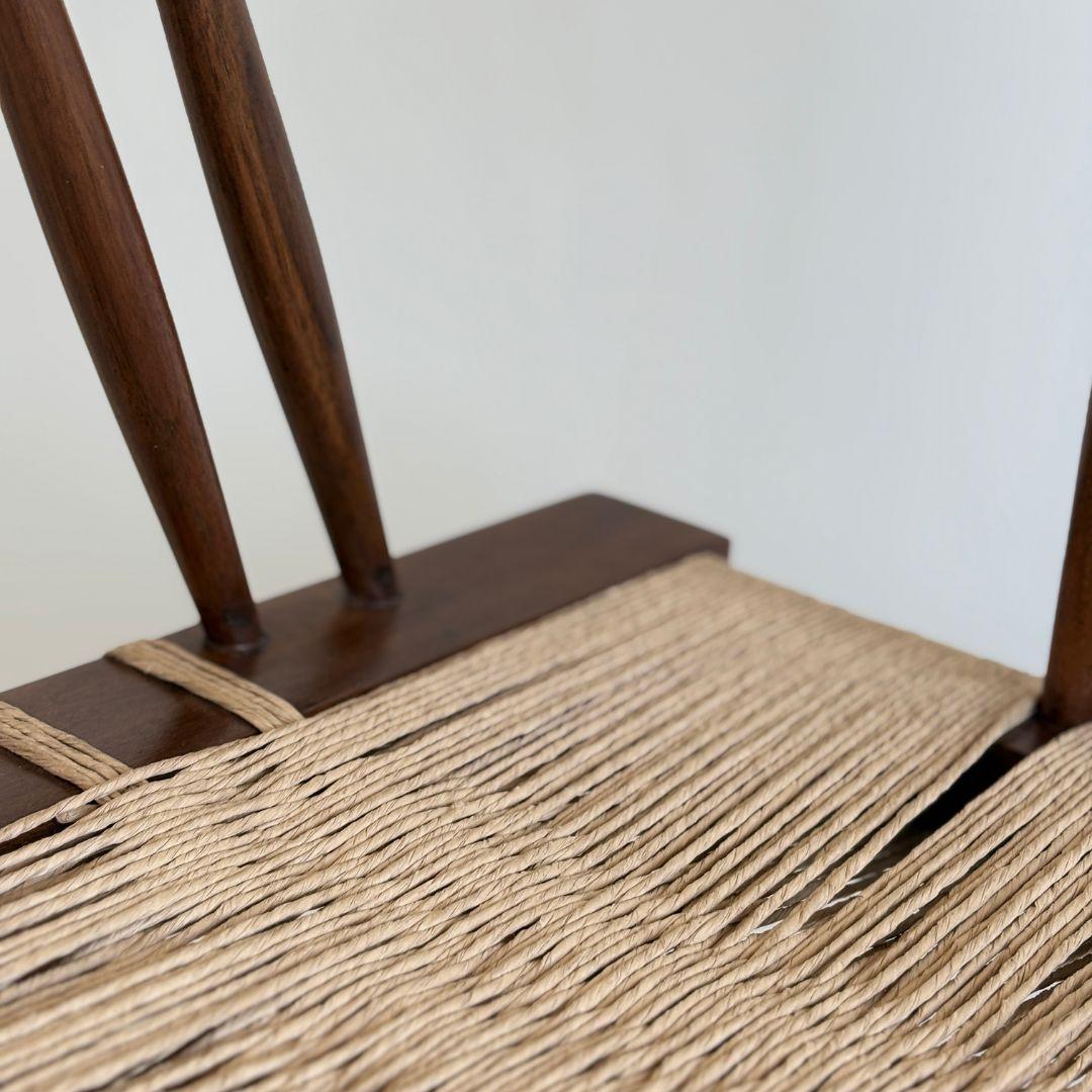 Indien Chaise en noyer et gazon, faite à la main, à la manière de Nakashima en vente
