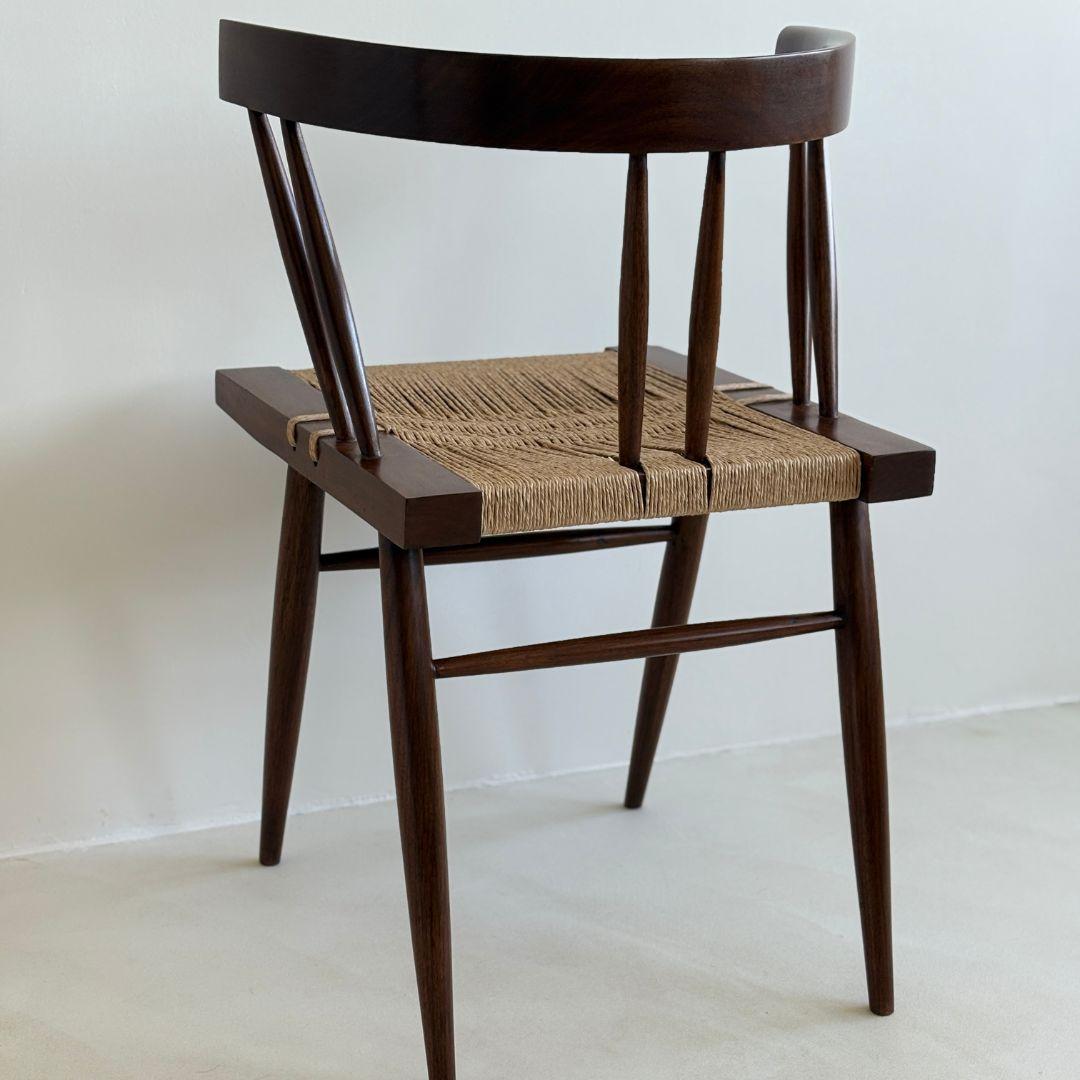 Fait main Chaise en noyer et gazon, faite à la main, à la manière de Nakashima en vente