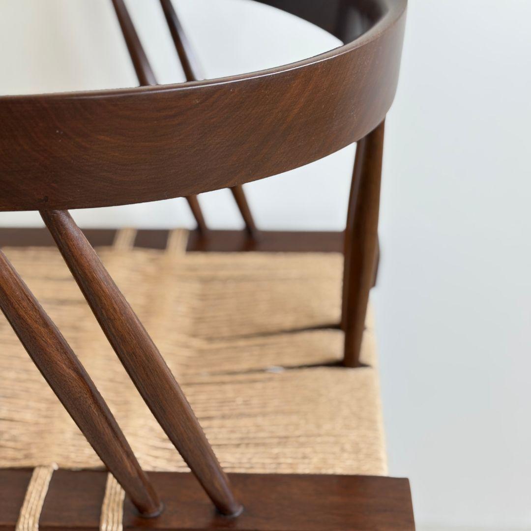 Canne Chaise en noyer et gazon, faite à la main, à la manière de Nakashima en vente