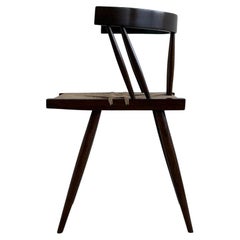 Handgefertigter sitzender Stuhl aus Nussbaum und Gras, nach Nakashima