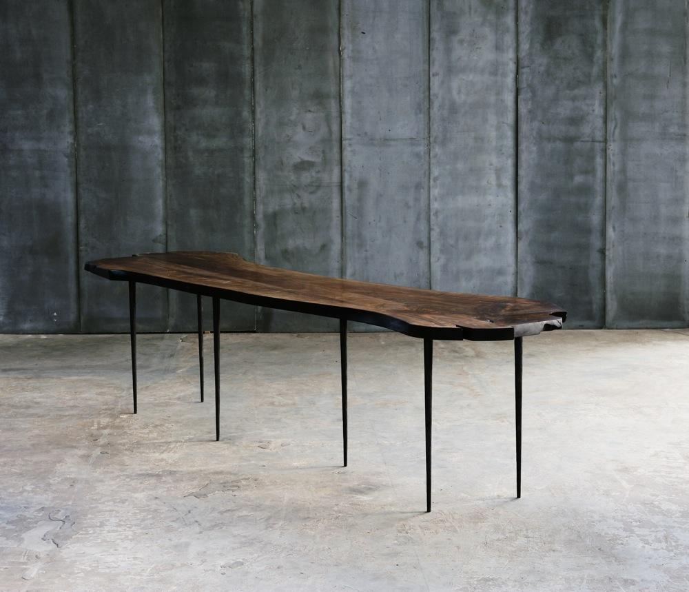 Une table console sculpturale et organique fabriquée à la main à Anvers en noyer italien massif. Chaque pièce est unique, sa forme wabi-sabi façonnée par les contours naturels et le grain du bois. 

Les bords et la surface conservent la beauté