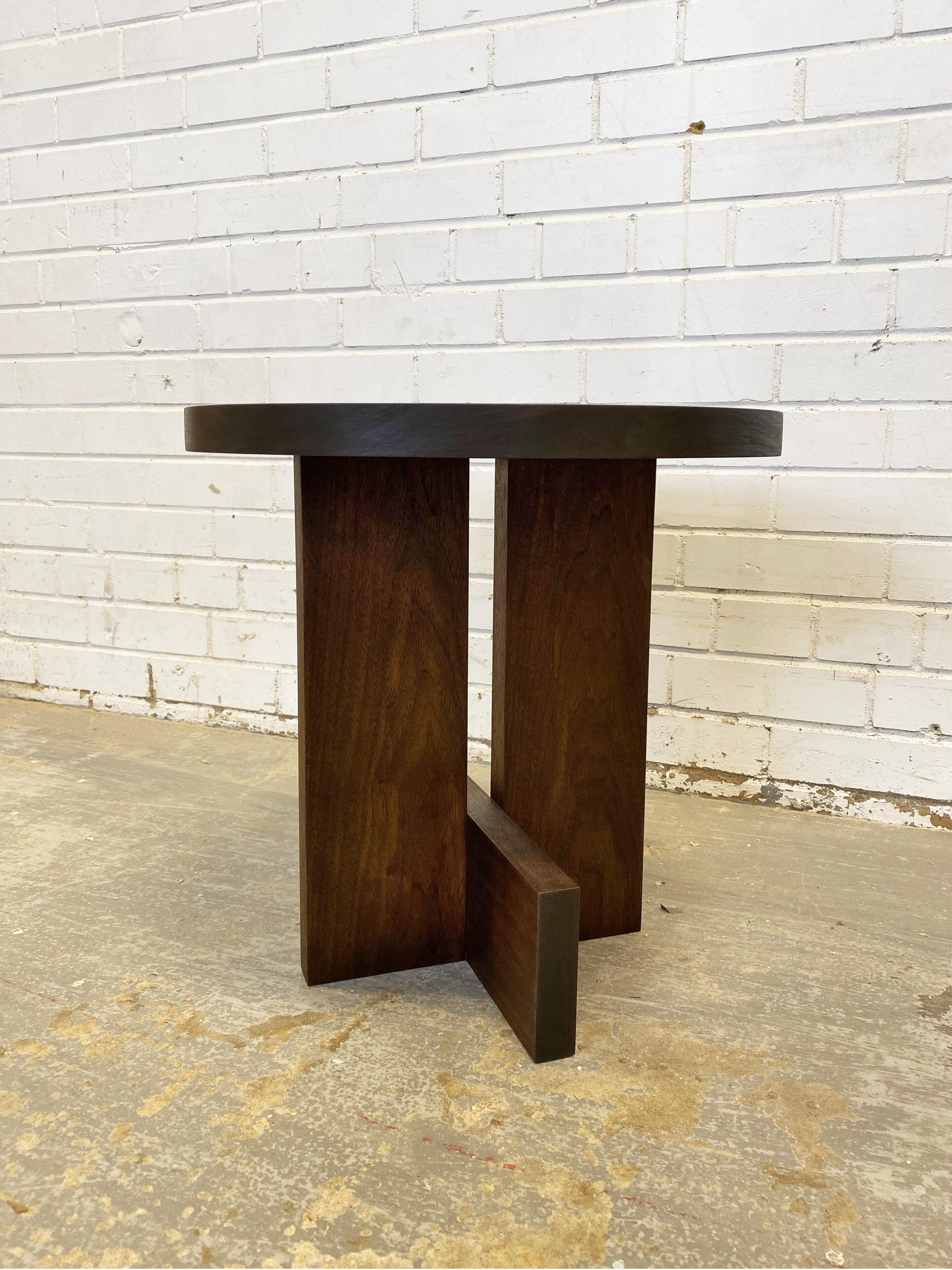 Organique Table d'appoint Axel 18 pouces diamètre Mary Ratcliffe Studio, fabriquée à la main en vente
