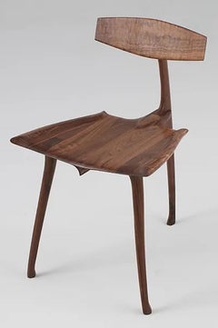 Silla de violonchelo de nogal hecha a mano - Diseño escultural de tres patas