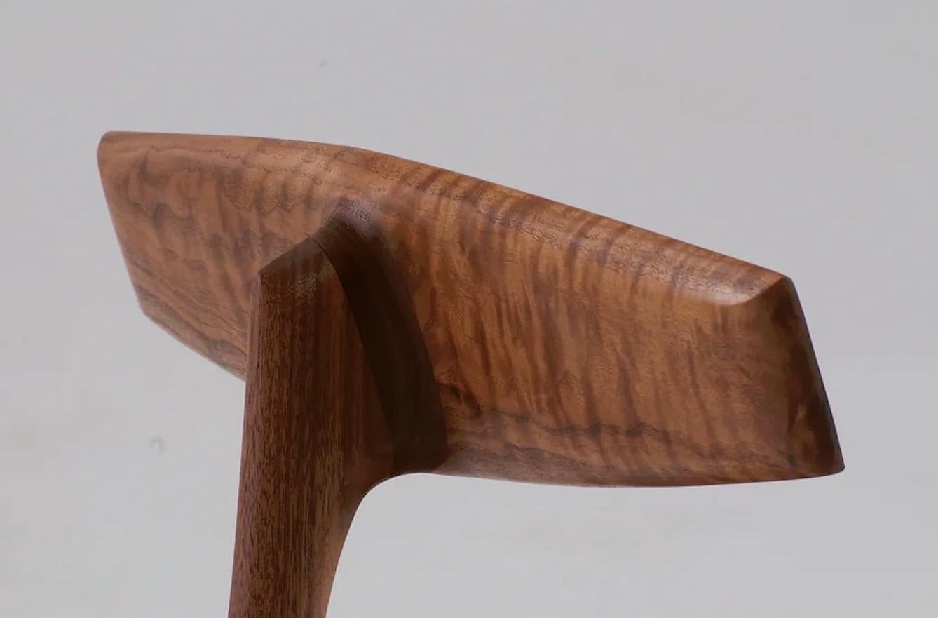 Mid-Century moderno Sedia da Cello in noce lavorata a mano - Design scultoreo a tre gambe in vendita