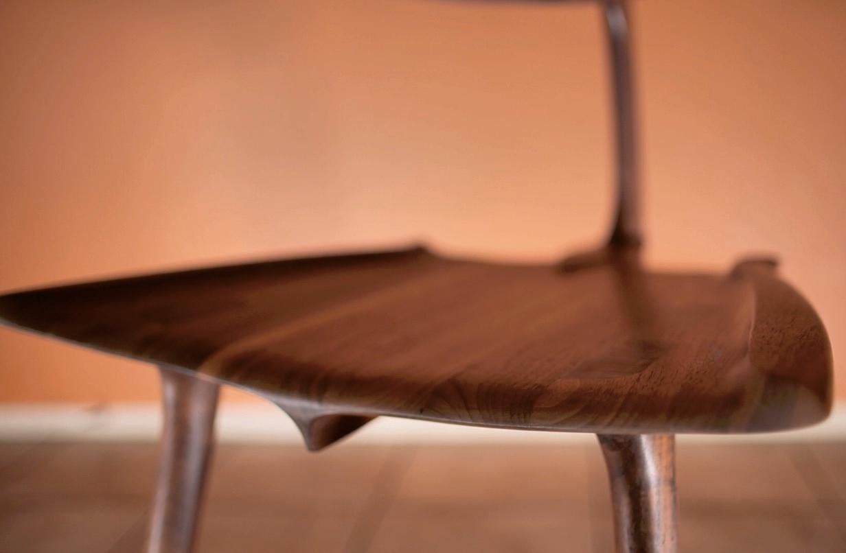 Americano Sedia da Cello in noce lavorata a mano - Design scultoreo a tre gambe in vendita